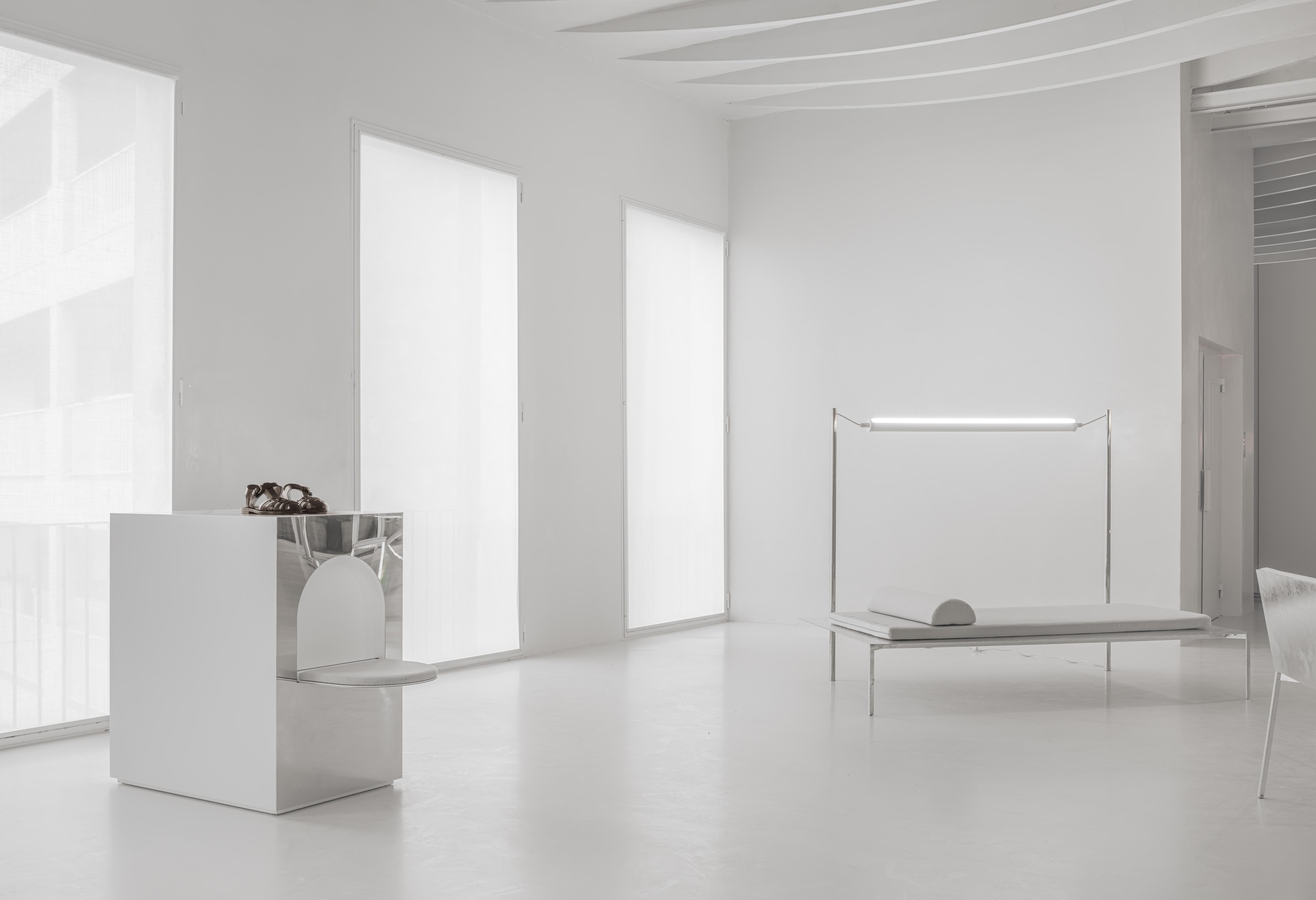 Steel Daybed Tube Light Chaise für den Außenbereich Zeitgenössische Möbel von Sam Chermayeff (Stahl) im Angebot