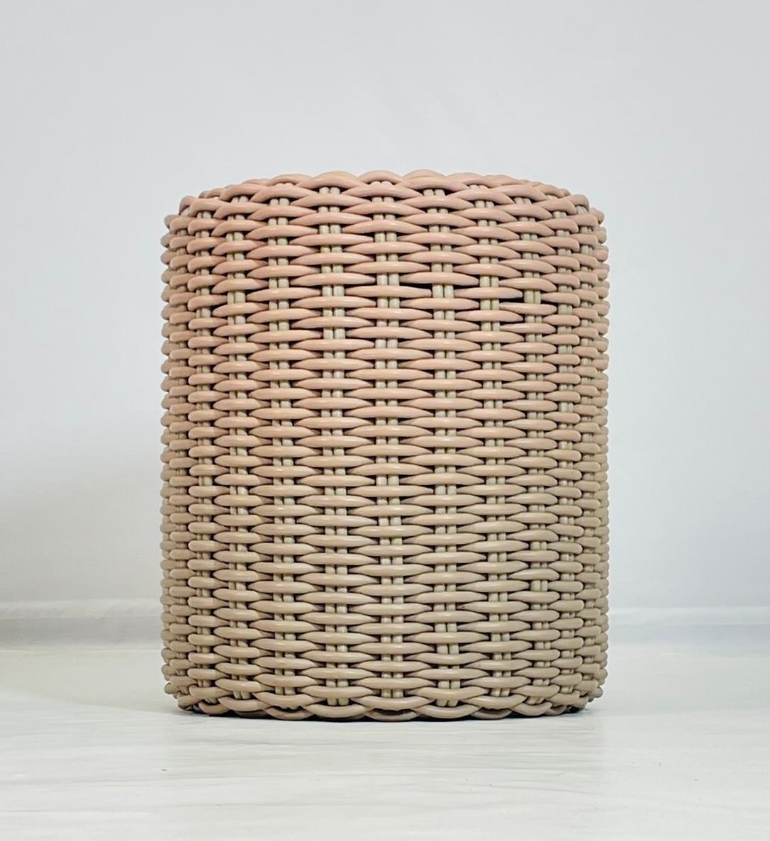 Ti presentiamo lo sgabello da esterno di Shore Furniture, London 21st Century. Questa panchina moderna ed elegante è l'aggiunta perfetta a qualsiasi spazio esterno. Tutti i mobili di Shore sono realizzati a mano con una combinazione di fibre