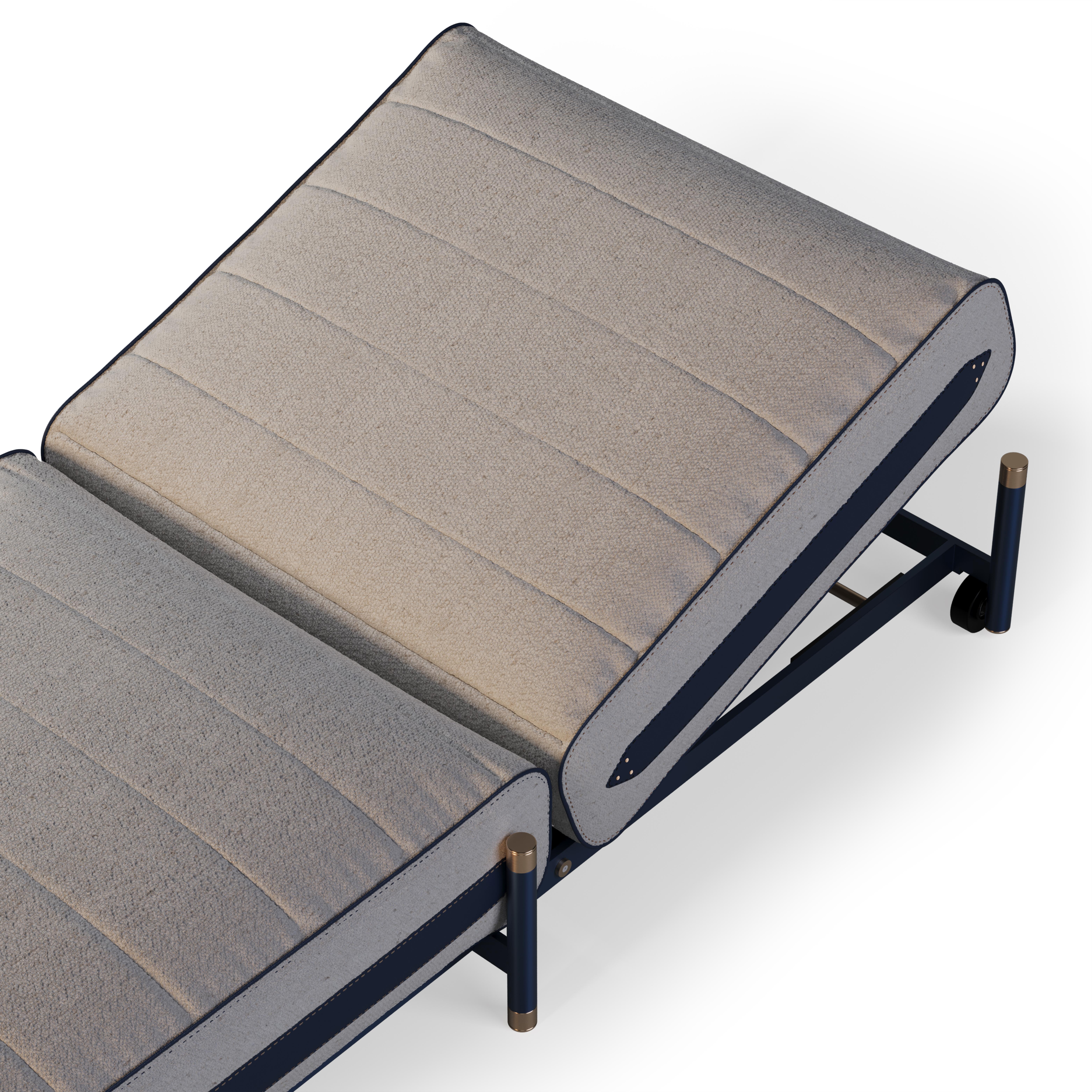 Sonnenbett mit wasserdichten Stoffen und goldenen Akzenten  für den Außeneinsatz (Moderne) im Angebot