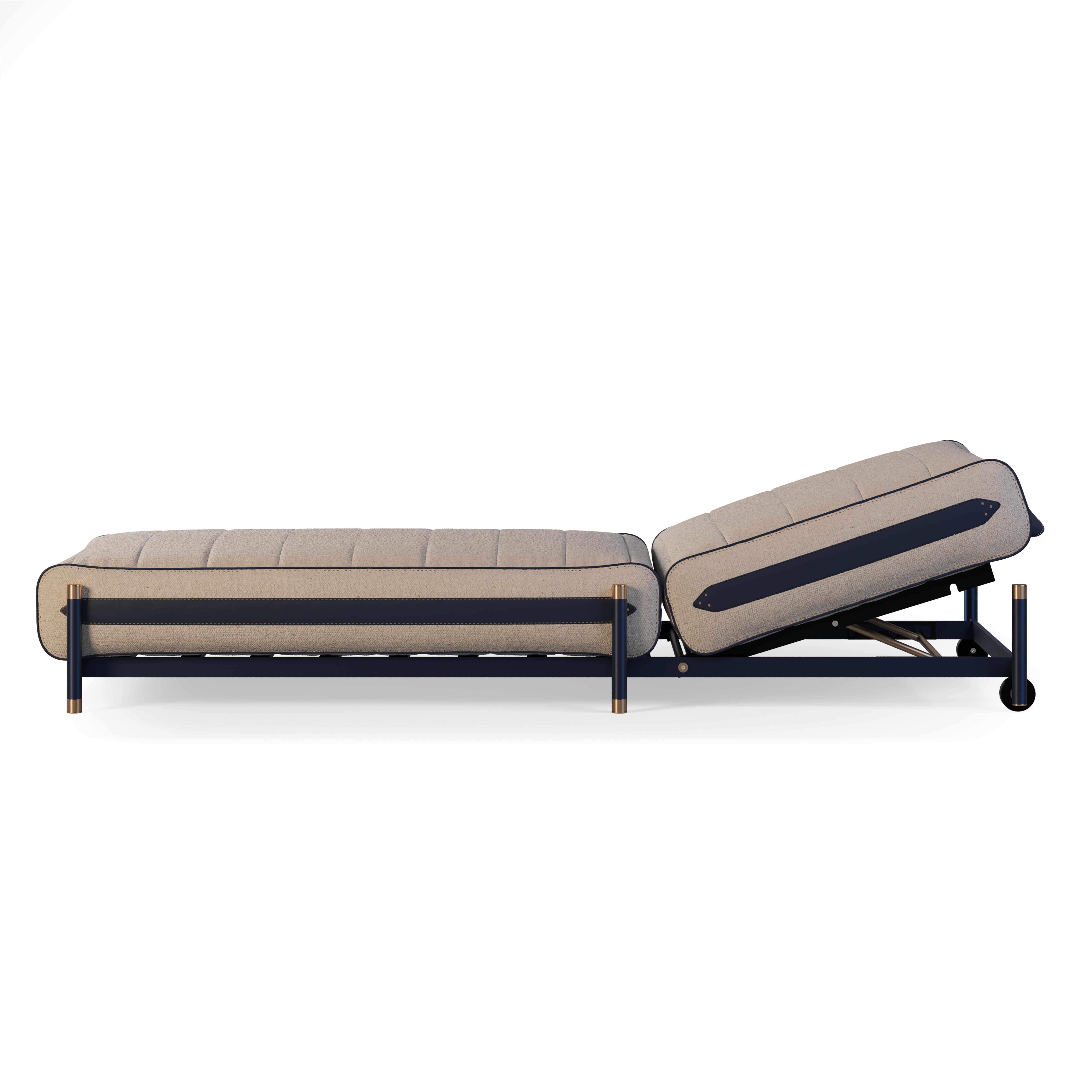 Sonnenbett mit wasserdichten Stoffen und goldenen Akzenten  für den Außeneinsatz (21. Jahrhundert und zeitgenössisch) im Angebot