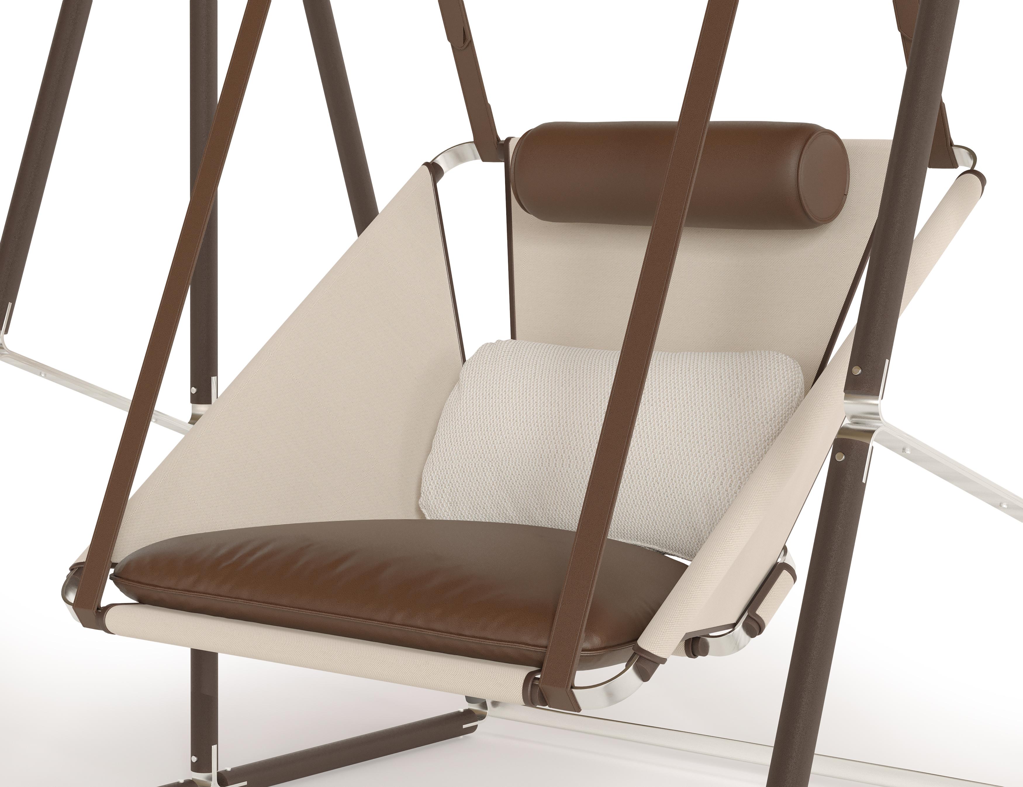 The Allure swing stands out for the combination of its outstanding materials. Plated stainless steel buckles with outdoor leather straps and premium fabrics, result on a swing with a modern design that brings the charm and elegance of the indoors to
