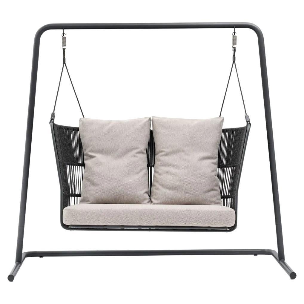 Elegantes und modernes Design, dieses schwingende Sofa möbliert Terrassen, Veranden,
gärten und Entspannungsbereiche am Pool in Wohn- und Objektbereichen. Tragende Struktur aus pulverbeschichtetem Stahlrohr mit C5M-Zyklus (geeignet für den Einsatz