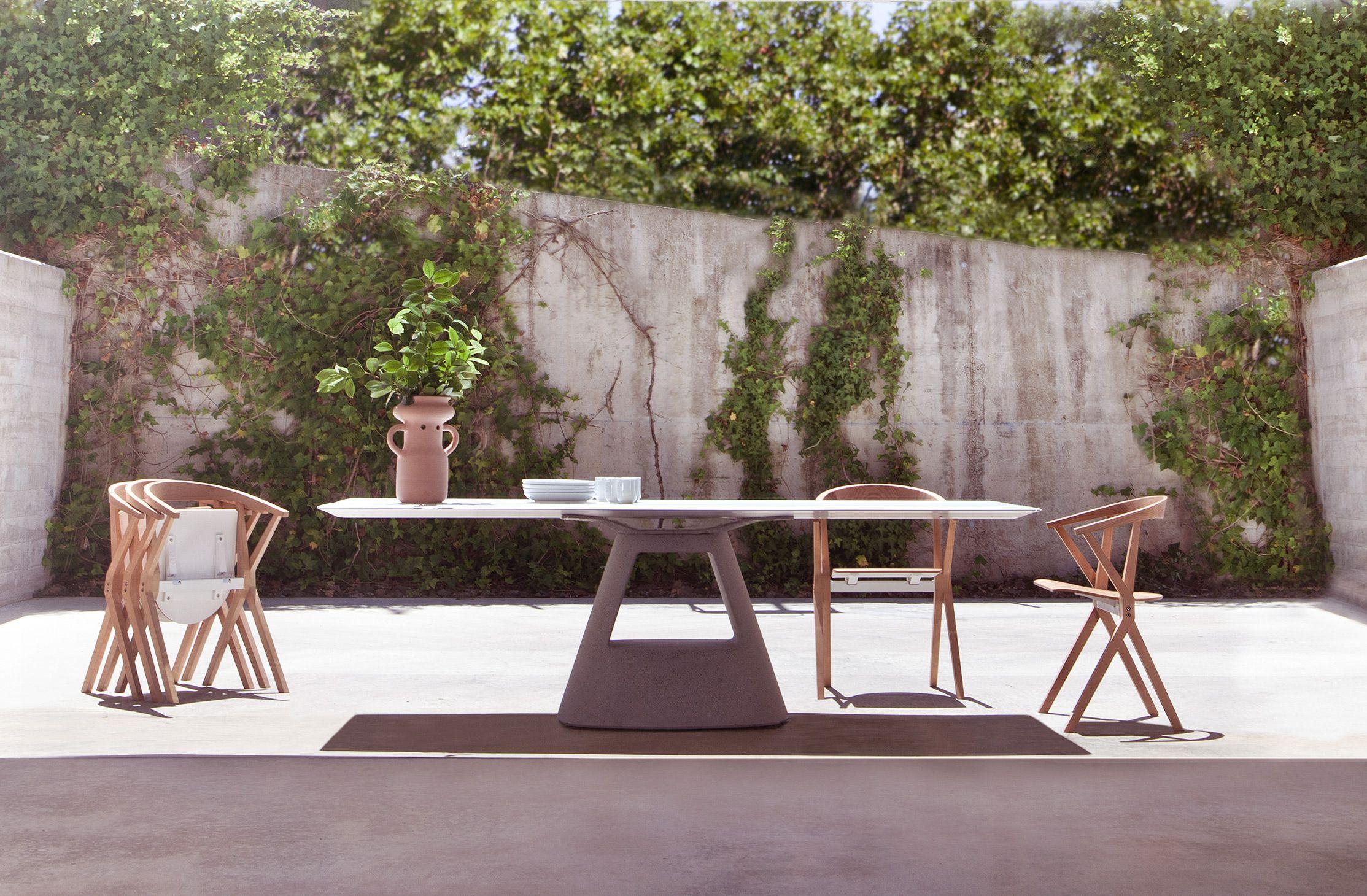 Esstisch oder Arbeitstisch für den Außenbereich, Platte aus stranggepresstem Aluminium, Fuß aus Beton  (21. Jahrhundert und zeitgenössisch) im Angebot