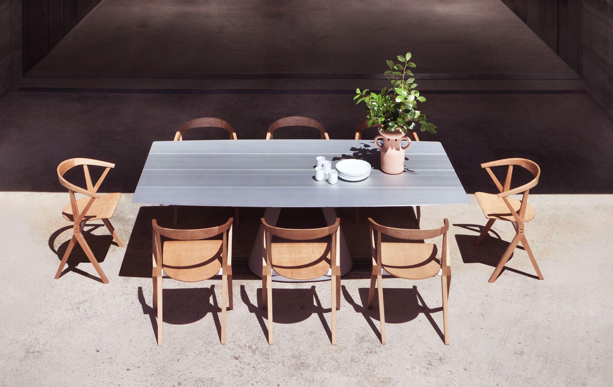 Esstisch oder Arbeitstisch für den Außenbereich, Platte aus stranggepresstem Aluminium, Fuß aus Beton  im Angebot 1
