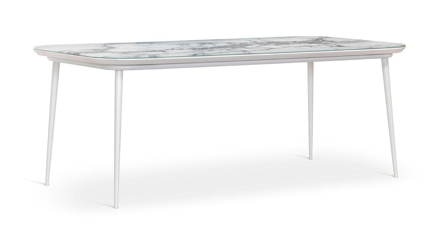 Ein Abendessen mit Blick aufs Meer ist der perfekte Rahmen, um den Filicudi-Tisch im Freien zu genießen. Platte aus Vetrite, Unterplatte aus Hpl, Beine aus weiß lackiertem Aluminium, witterungsbeständig. Filicudi bietet Platz für etwa 8
