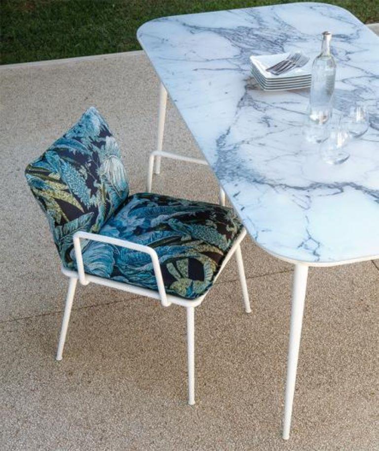 Outdoor-Tisch, Metall, konische Beine, matt lackierte Kunstglasplatte, anpassbar im Zustand „Neu“ im Angebot in London, GB