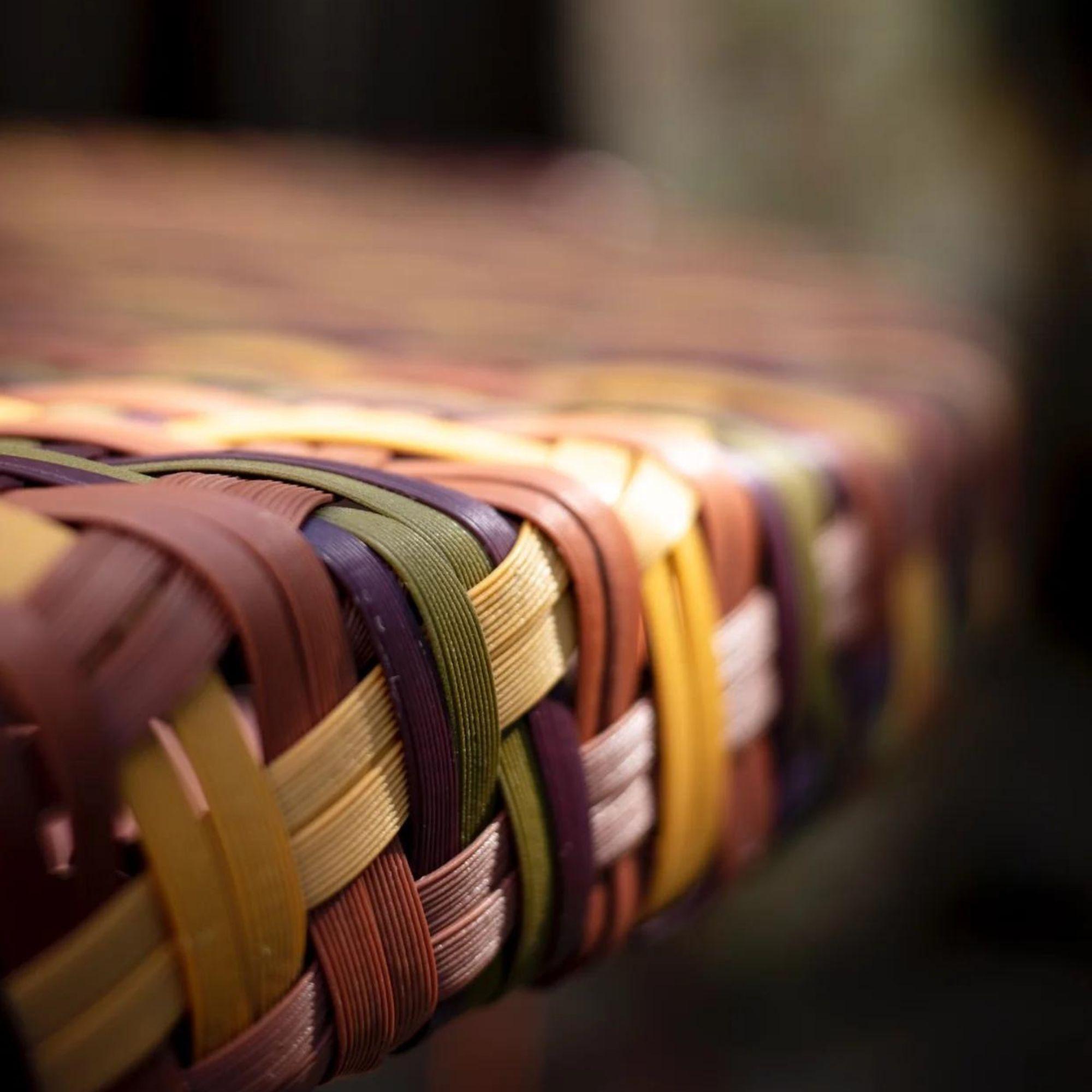 La Mesa de comedor tejida contrasta conceptos de diseño modernos con técnicas tradicionales de tejido a mano.
El fibrecane, fabricado en Sudáfrica, tiene la apariencia de los muebles de mimbre, pero a diferencia de éstos es capaz de soportar la