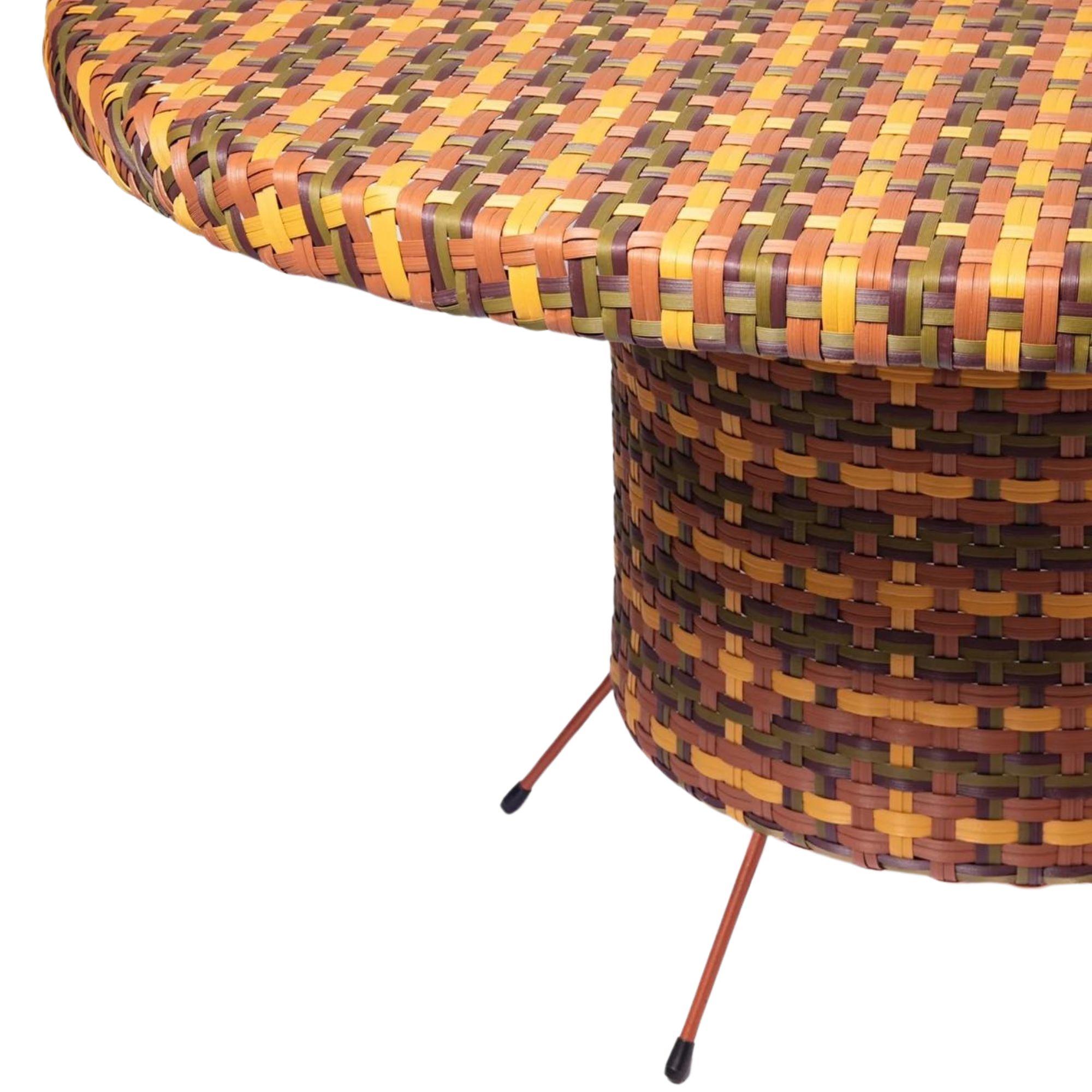 Mesa de exterior - Mesa de comedor tejida - Spice en Nuevo estado para la venta en New York, NY