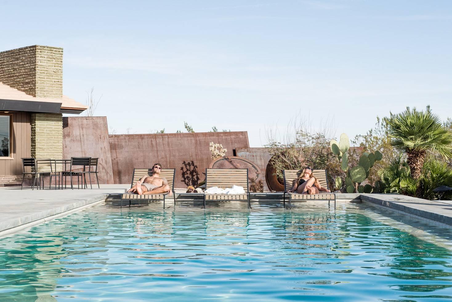 Chaise de piscine extérieure Tan et Charcoal en vente 11