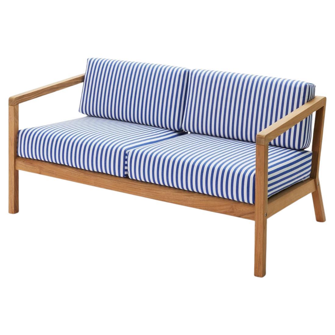 2-Sitzer-Sofa „Virkelyst“ aus Teakholz und blau gestreiftem Stoff für Skagerak