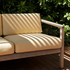 Divano a 3 posti per esterni 'Virkelyst' in teak e tessuto giallo miele per Skagerak