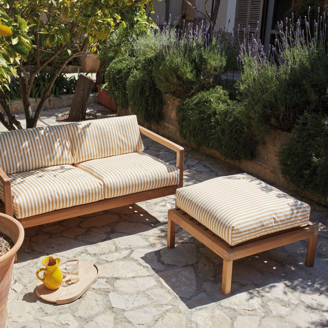 Divano a 3 posti per esterni 'Virkelyst' in teak e tessuto bianco per Skagerak In condizioni Nuovo in vendita a Glendale, CA