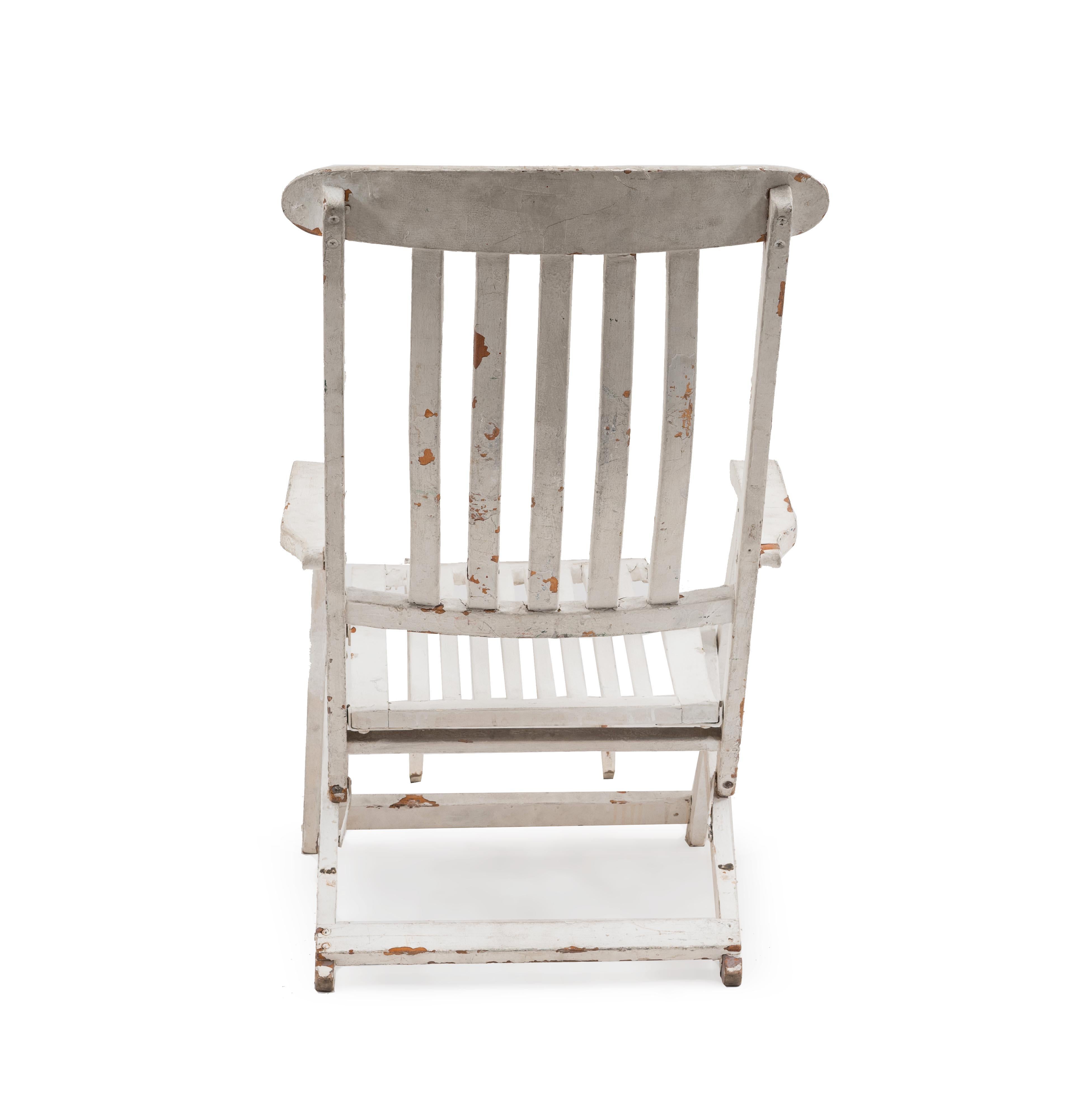 Outdoor White Folding Deck Chairs In Good Condition For Sale In New York, NY