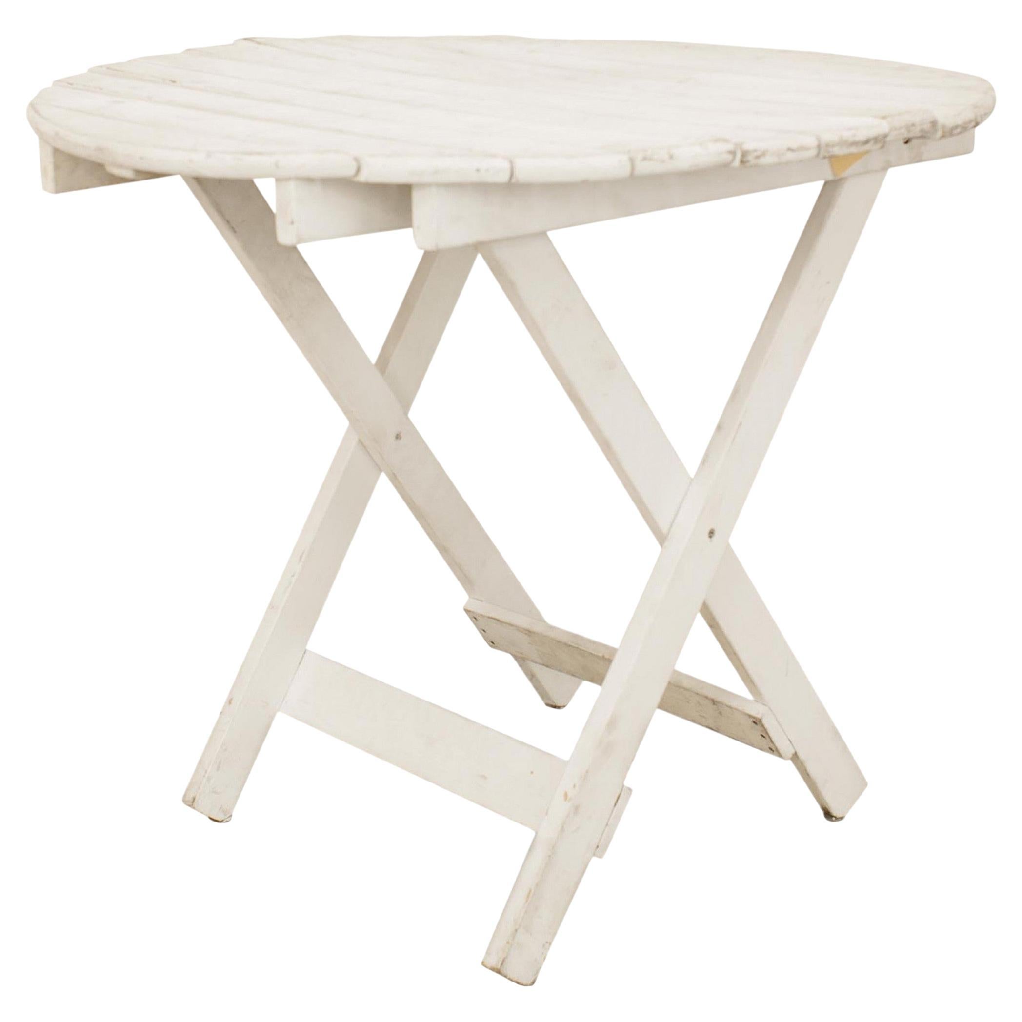 What is a cafe table?