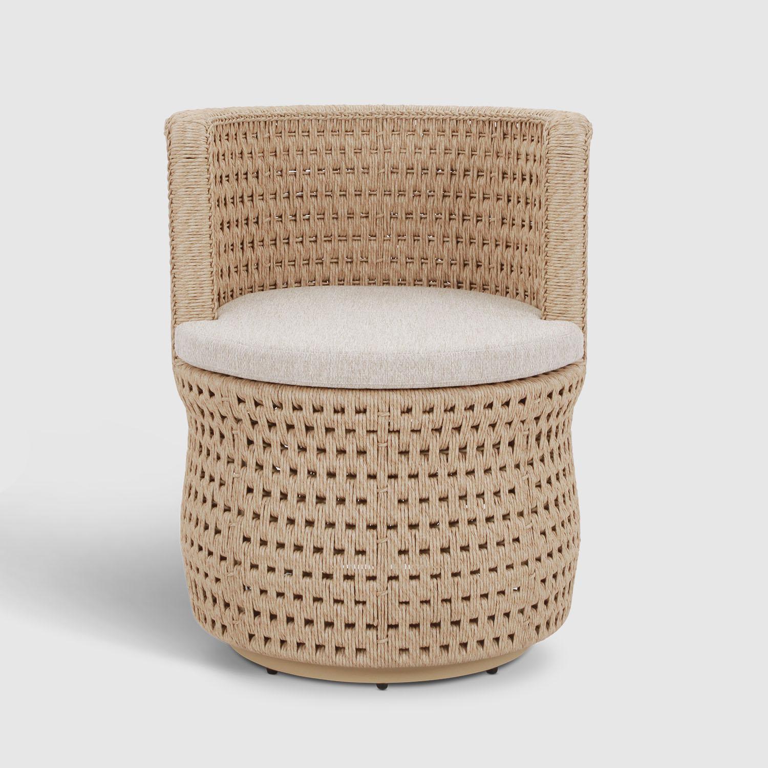 Diseñada para el aire libre, en la encrucijada entre el pasado y el presente, esta nueva serie basada en el antiguo savoir faire de nuestra colección original de tule tejido se ha reelaborado y diseñado de forma innovadora. Diseñadas para resistir
