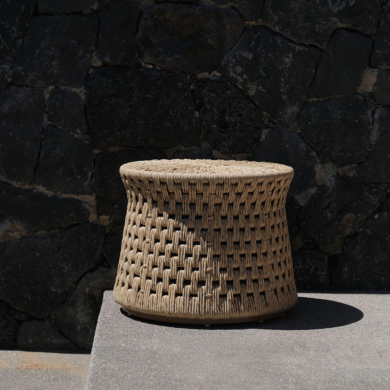 Progettata per l'outdoor, all'incrocio tra passato e presente, questa nuova serie basata sull'antico savoir faire della nostra collezione originale di tule intrecciate è stata rielaborata e progettata in modo innovativo. Progettato per resistere