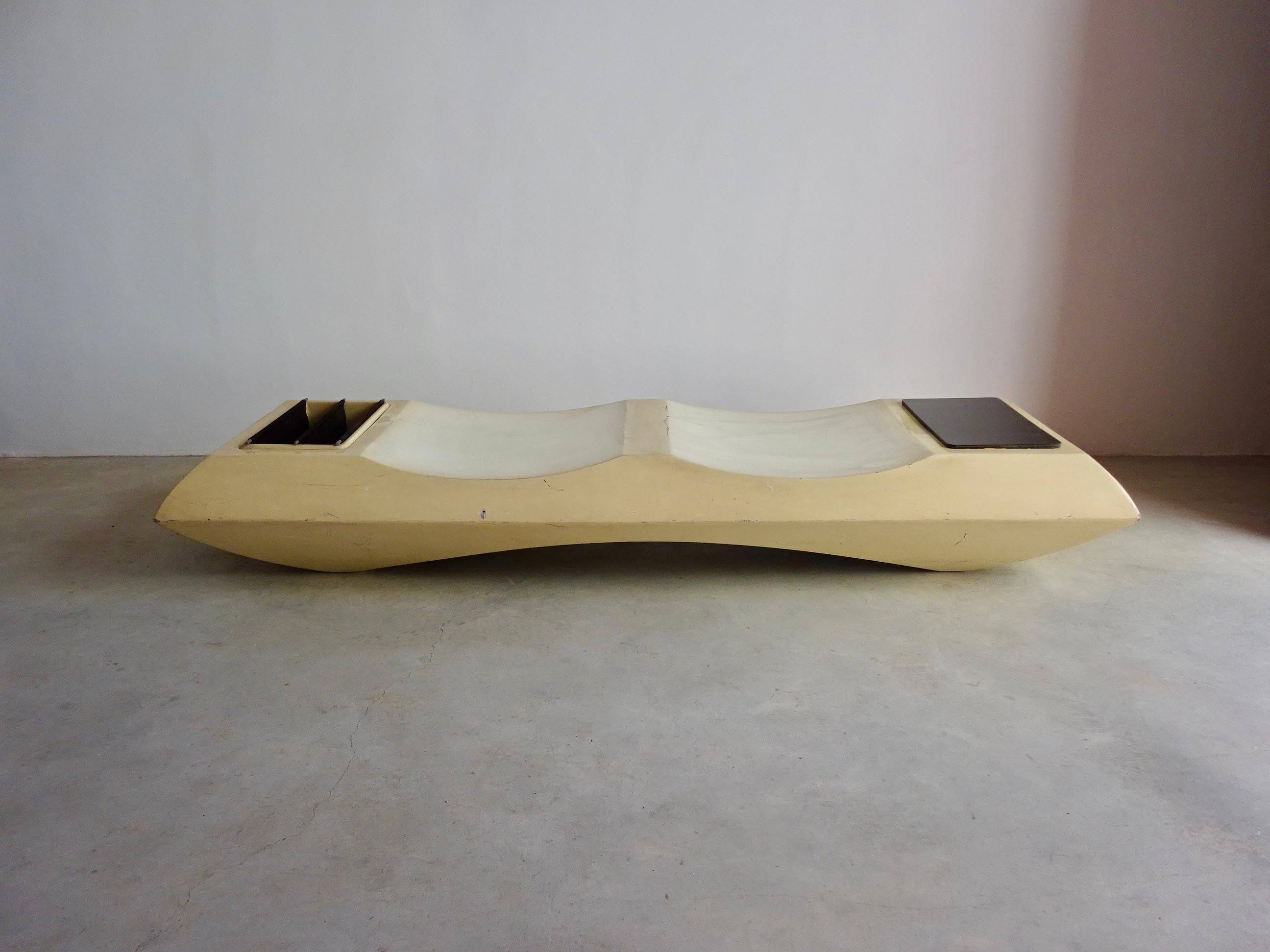 Bank für den Außenbereich, wahrscheinlich von Jorge Zalszupin entworfen und von L'Atelier in den 1960er Jahren hergestellt, aus Glasfaser und Kunststoff. Die Bank eignet sich perfekt für den Gartenbereich, mit zwei Sitzplätzen, einem