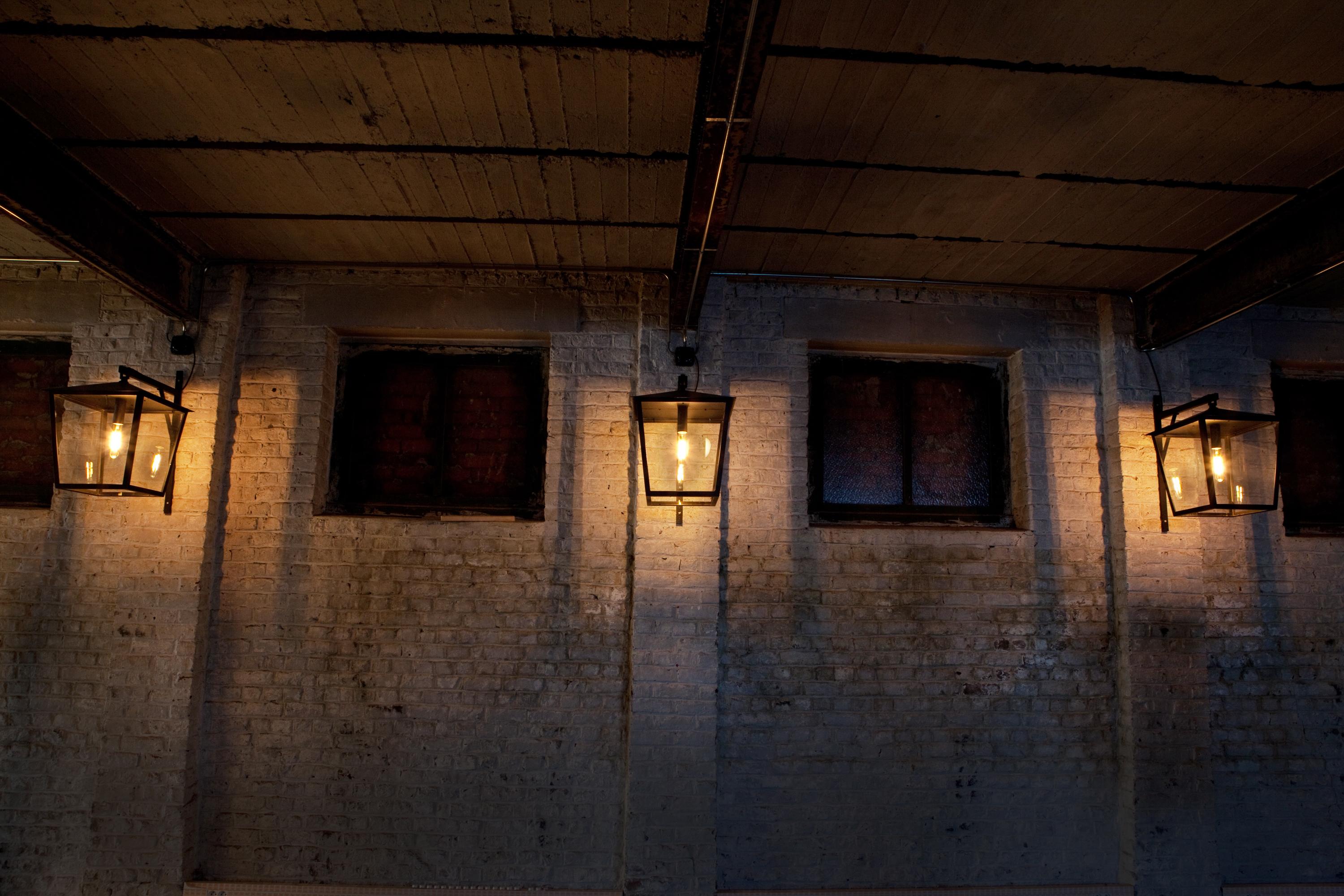 Lanterne avec une lampe à led e27 +/-10watt led.
Côtés de la lanterne remplis de verre. 
Lanterne en acier galvanisé à chaud et noirci mat.
 