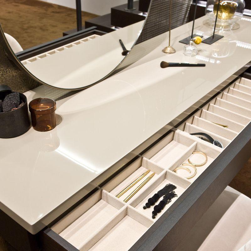 D'une grande modernité, ce meuble sous-vasque associe un design asymétrique dynamique à des matériaux et des textures exclusifs. Le tiroir principal et le cadre - avec miroir rond et bloc de 4 tiroirs - sont en chêne Termocotto, le plateau est en