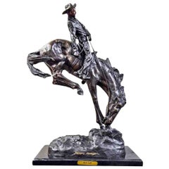 Outlaw Bronzeguss-Skulptur auf Marmorsockel:: nach Frederic Remington