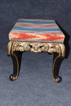 Outrageous Colorful gepolsterter italienischer Rokoko-Hocker aus geschnitztem, ebonisiertem, vergoldetem Holz