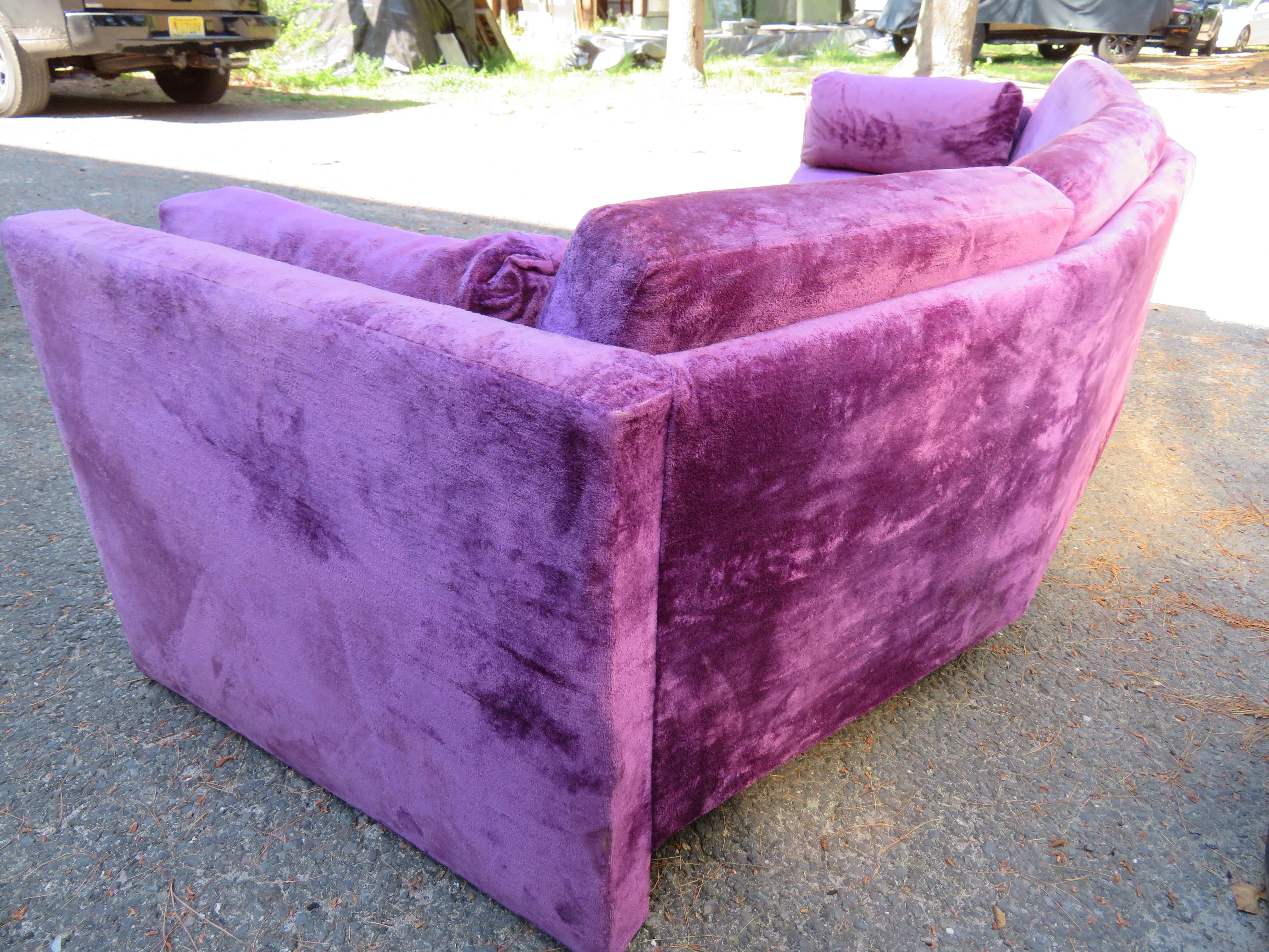 Américain Canapé courbé en velours violet Outrageous style Harvey Probber, mi-siècle moderne en vente