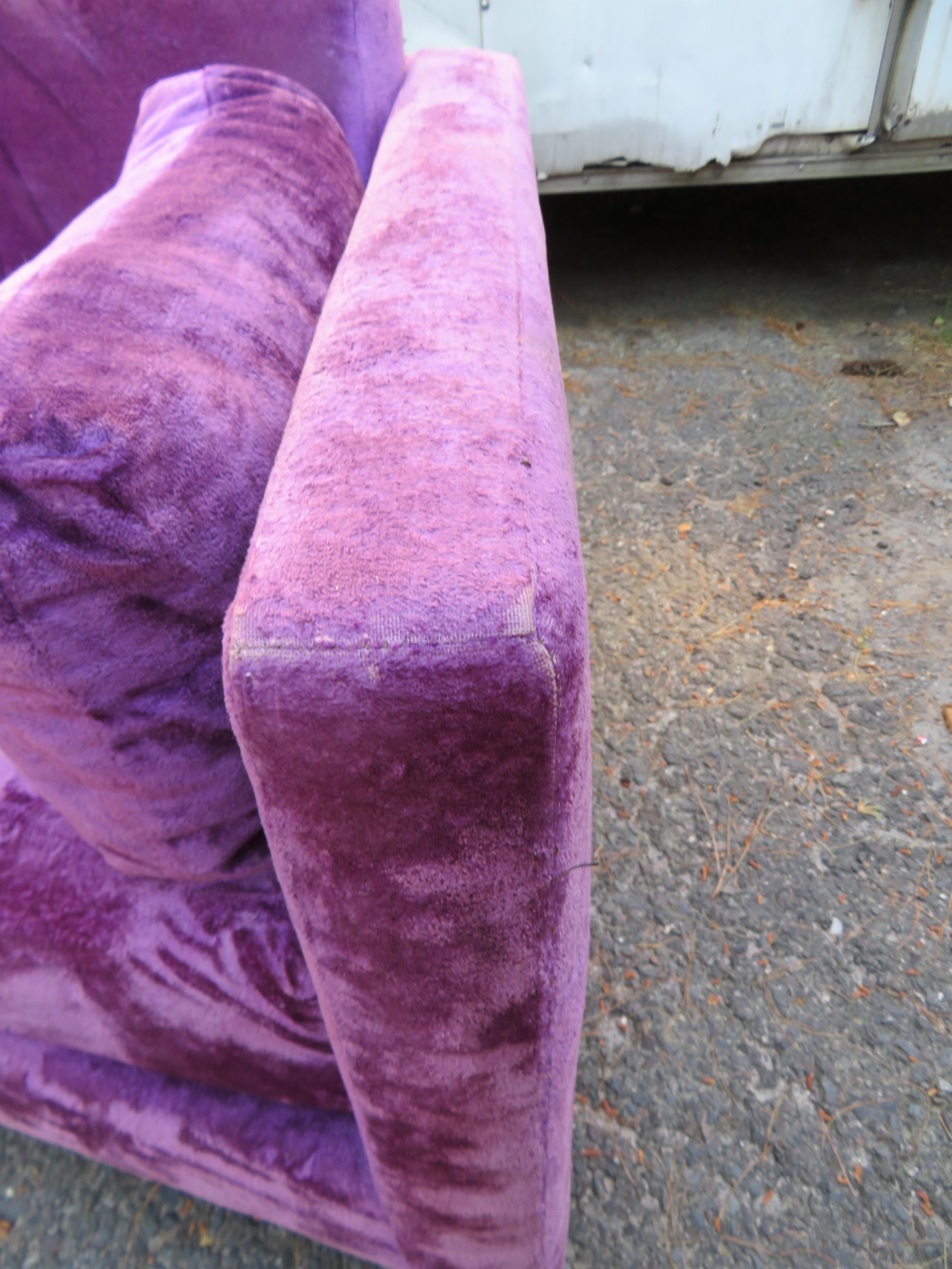 Outrageous Harvey Probber style Purple Velvet Curved Sofa Mid-Century Modern In Good Condition For Sale In Pemberton, NJ