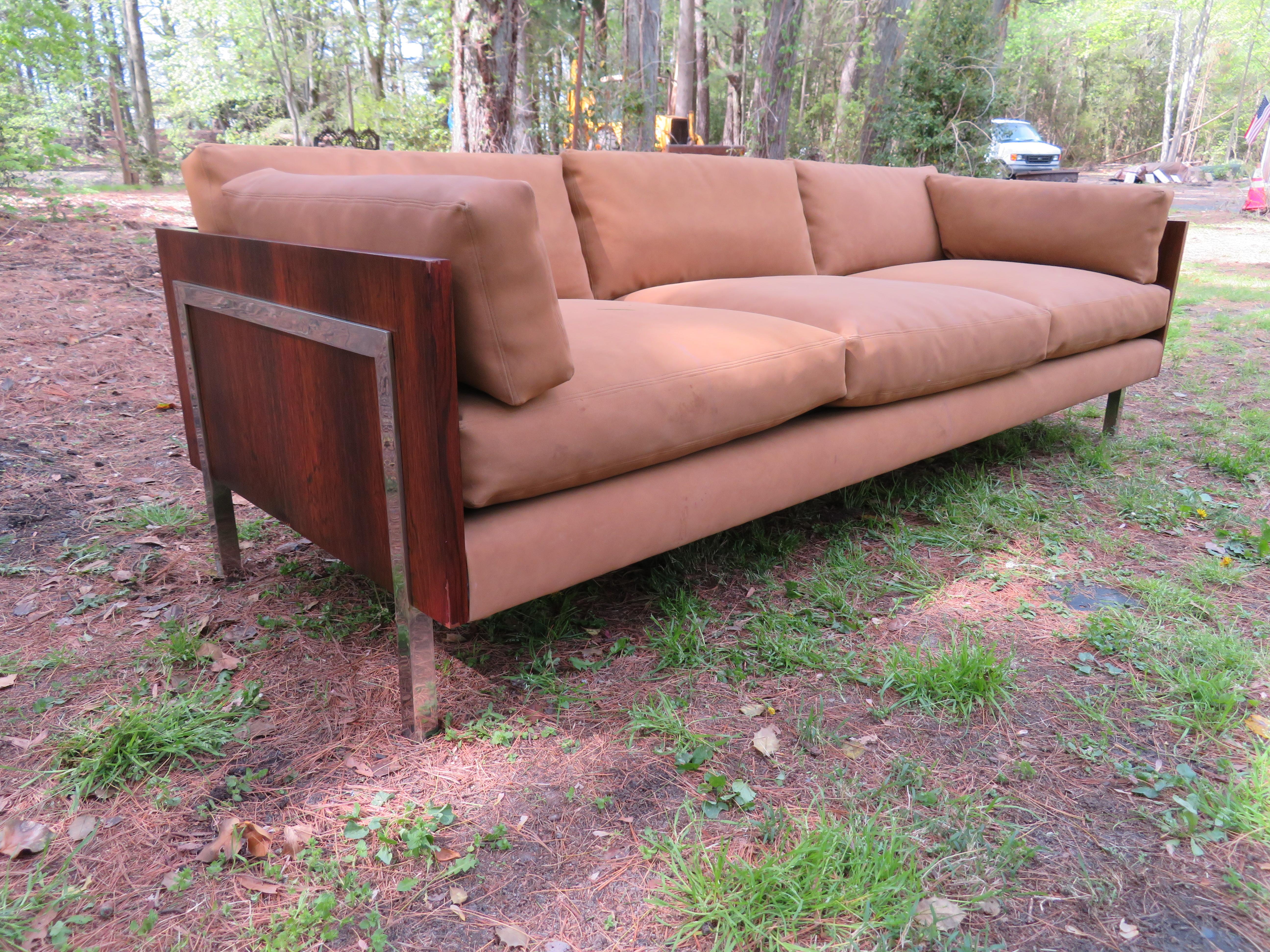 Außergewöhnliches Sofa im Stil von Milo Baughman aus Palisanderholz und Chromgehäuse. Das Palisandergehäuse ist wunderschön mit einer tiefdunklen, satten Farbe und einer stark gemaserten Maserung. Die verchromten Stahlbeine sind solide und sehr