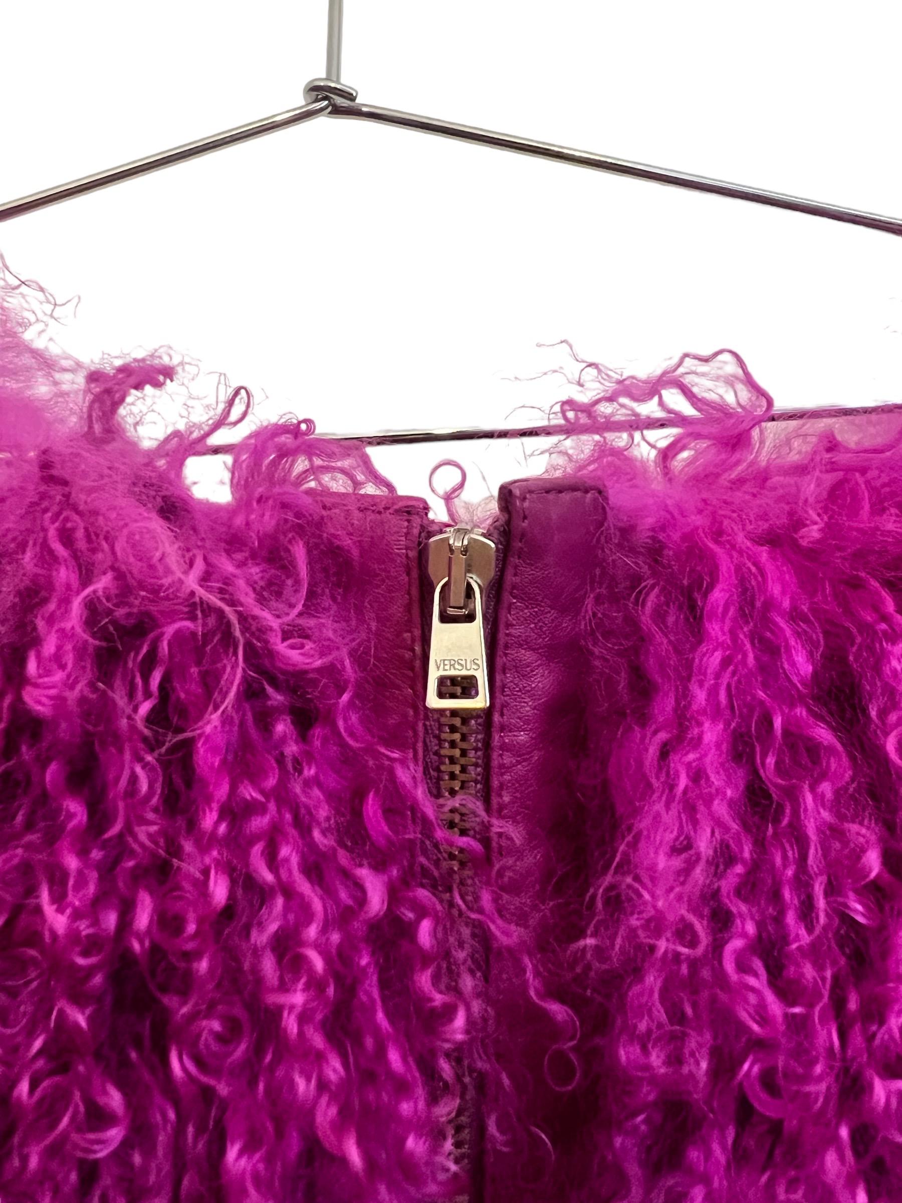 Outrageous VERSUS Versace 2012 Laufsteg Magentafarbenes lila mongolisches Lammfellkleid im Zustand „Hervorragend“ im Angebot in Sheffield, GB