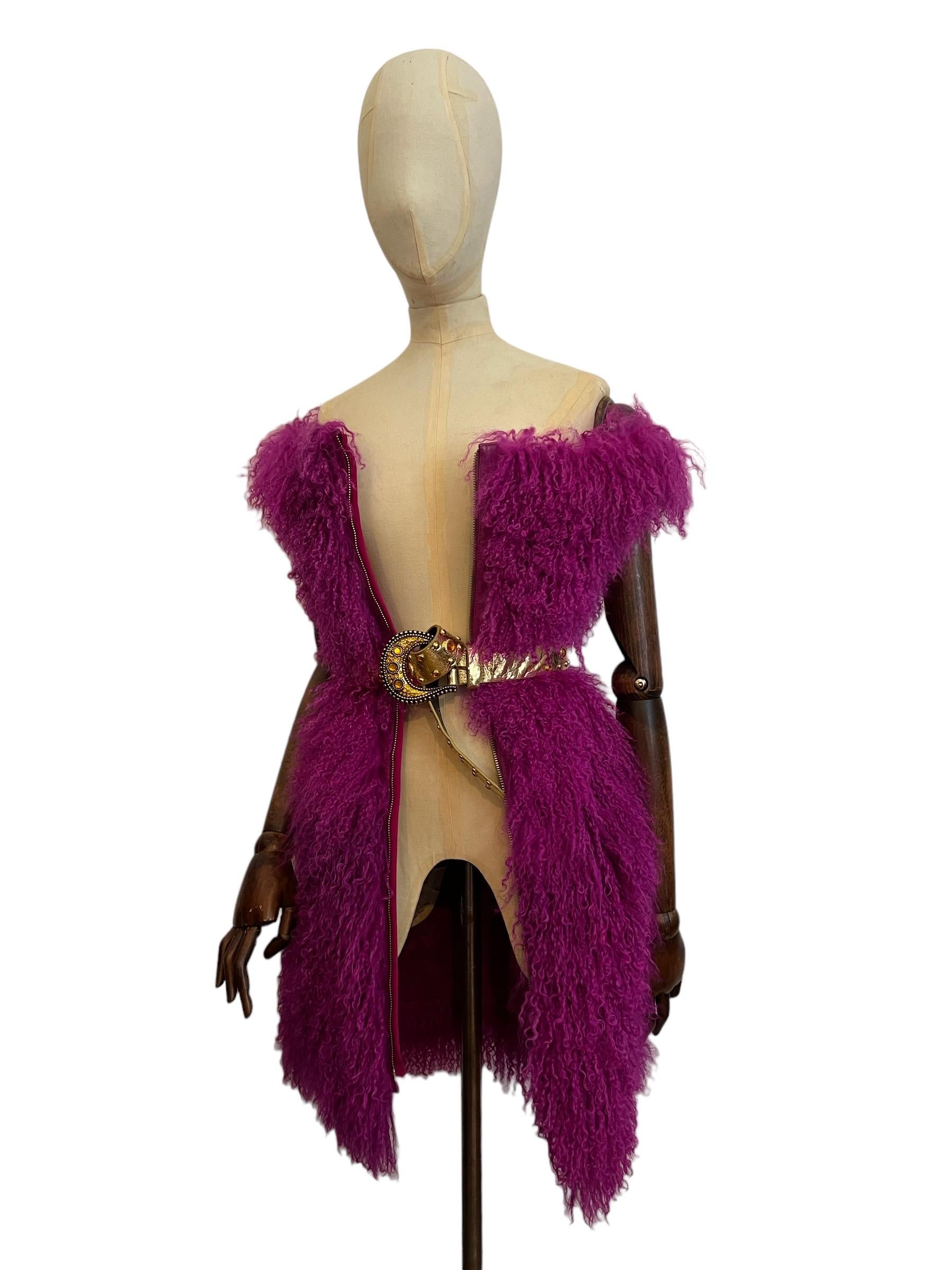 Outrageous VERSUS Versace 2012 Laufsteg Magentafarbenes lila mongolisches Lammfellkleid Damen im Angebot