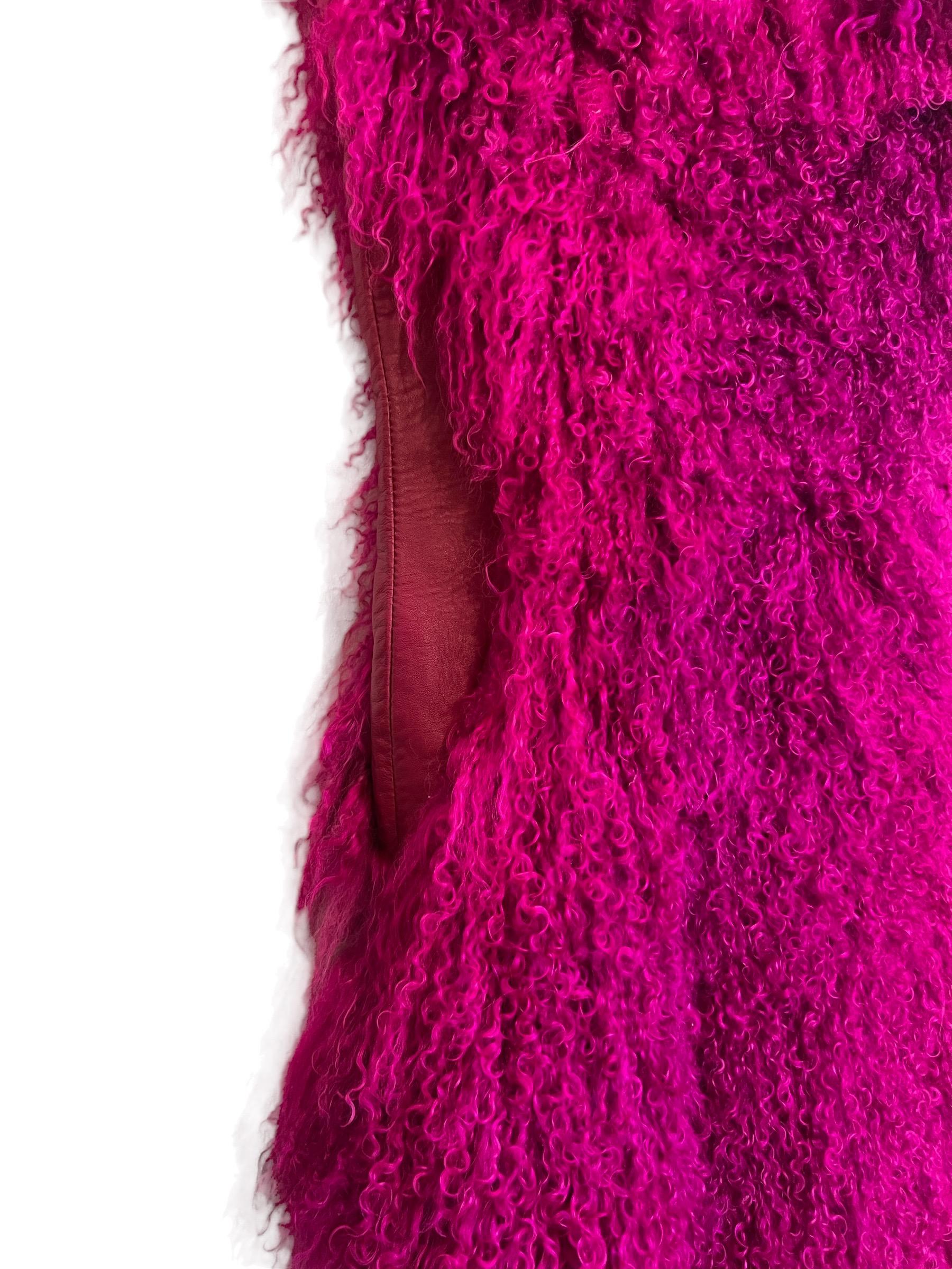Outrageous VERSUS Versace 2012 Laufsteg Magentafarbenes lila mongolisches Lammfellkleid im Angebot 1