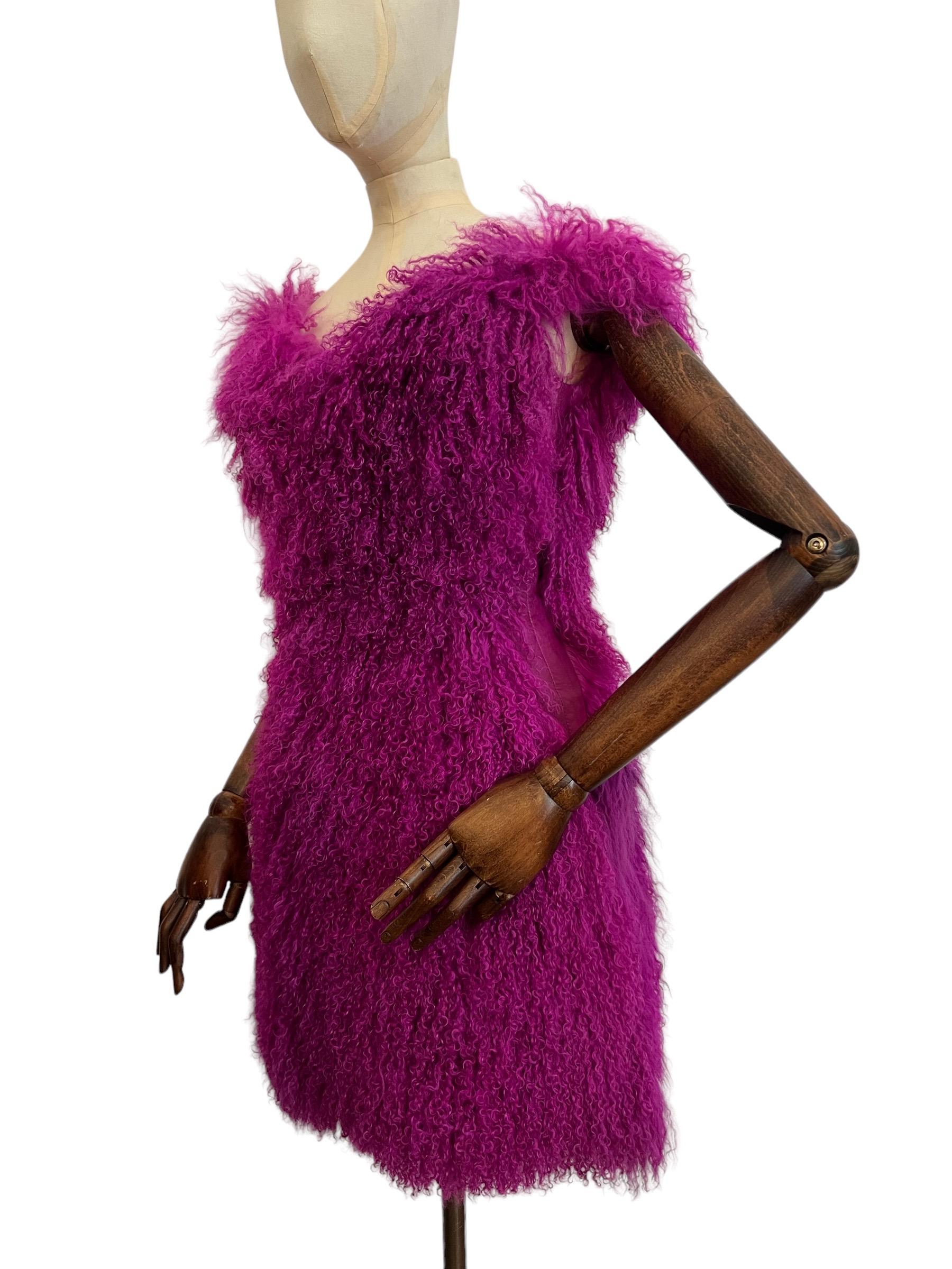 Outrageous VERSUS Versace 2012 Laufsteg Magentafarbenes lila mongolisches Lammfellkleid im Angebot 2