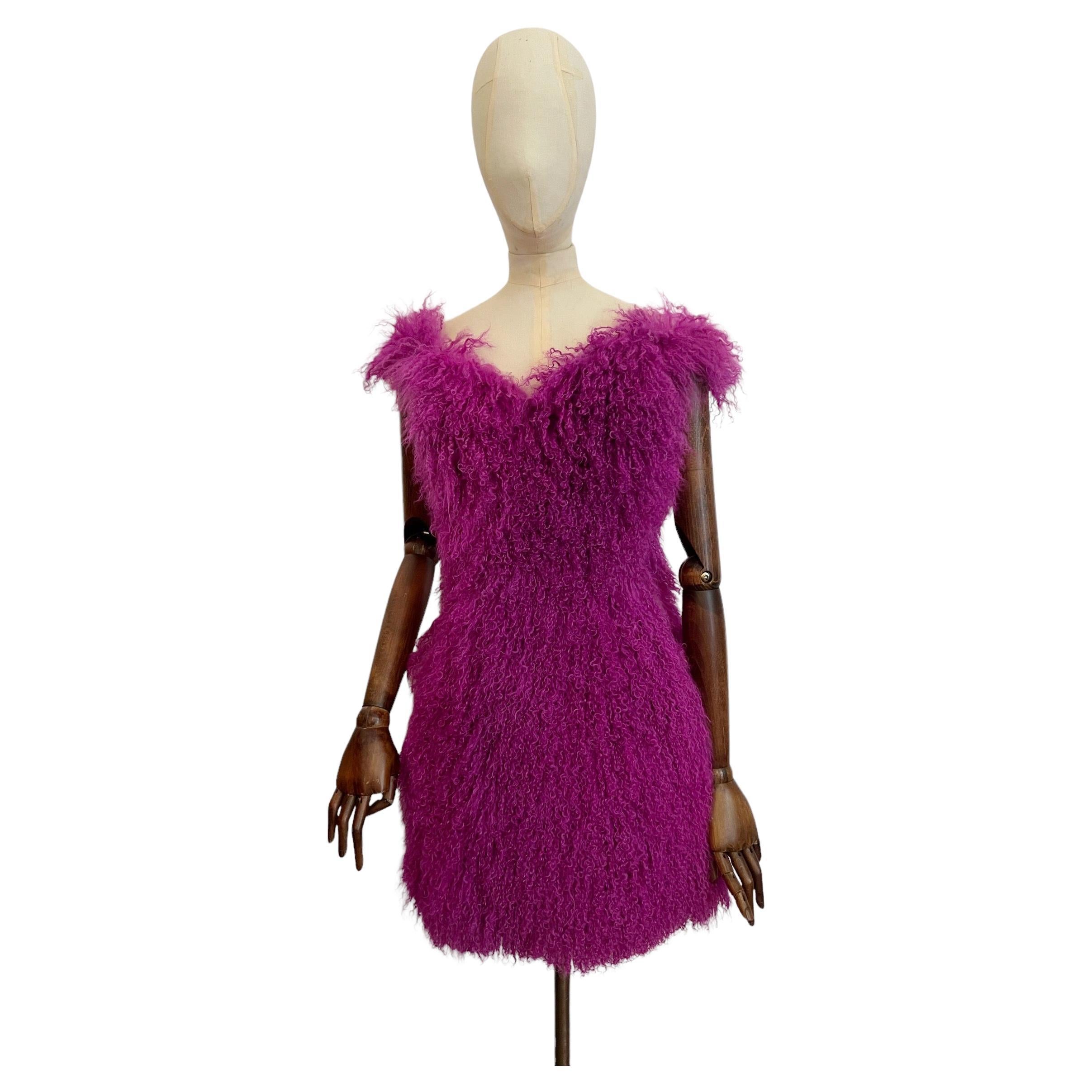 Outrageous VERSUS Versace 2012 Laufsteg Magentafarbenes lila mongolisches Lammfellkleid im Angebot