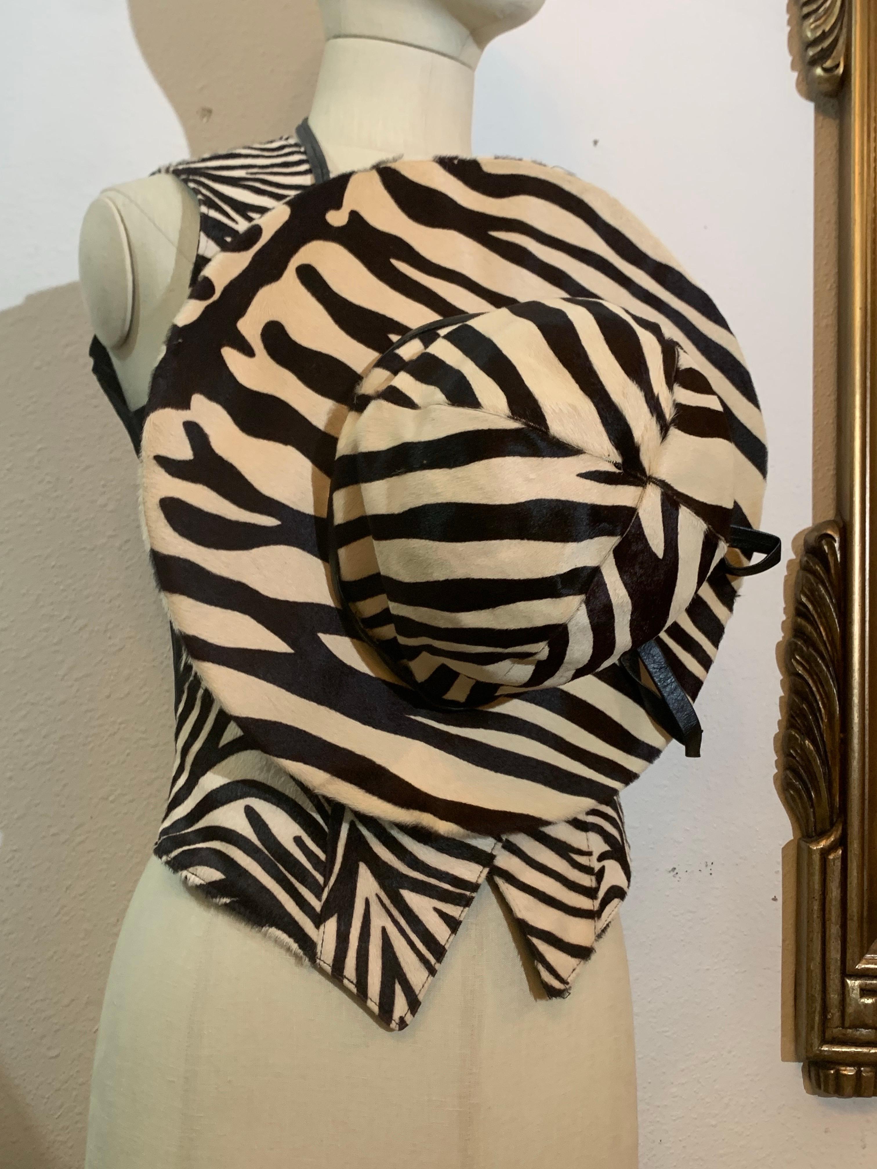 Ensemble gilet en peau de veau zébré au pochoir et chapeau à large bord des années 1960 :  Cet ensemble coordonné comprend un gilet boutonné au pochoir zébré des années 1980, avec des poches passepoilées en cuir et une doublure en acétate noir. Ce