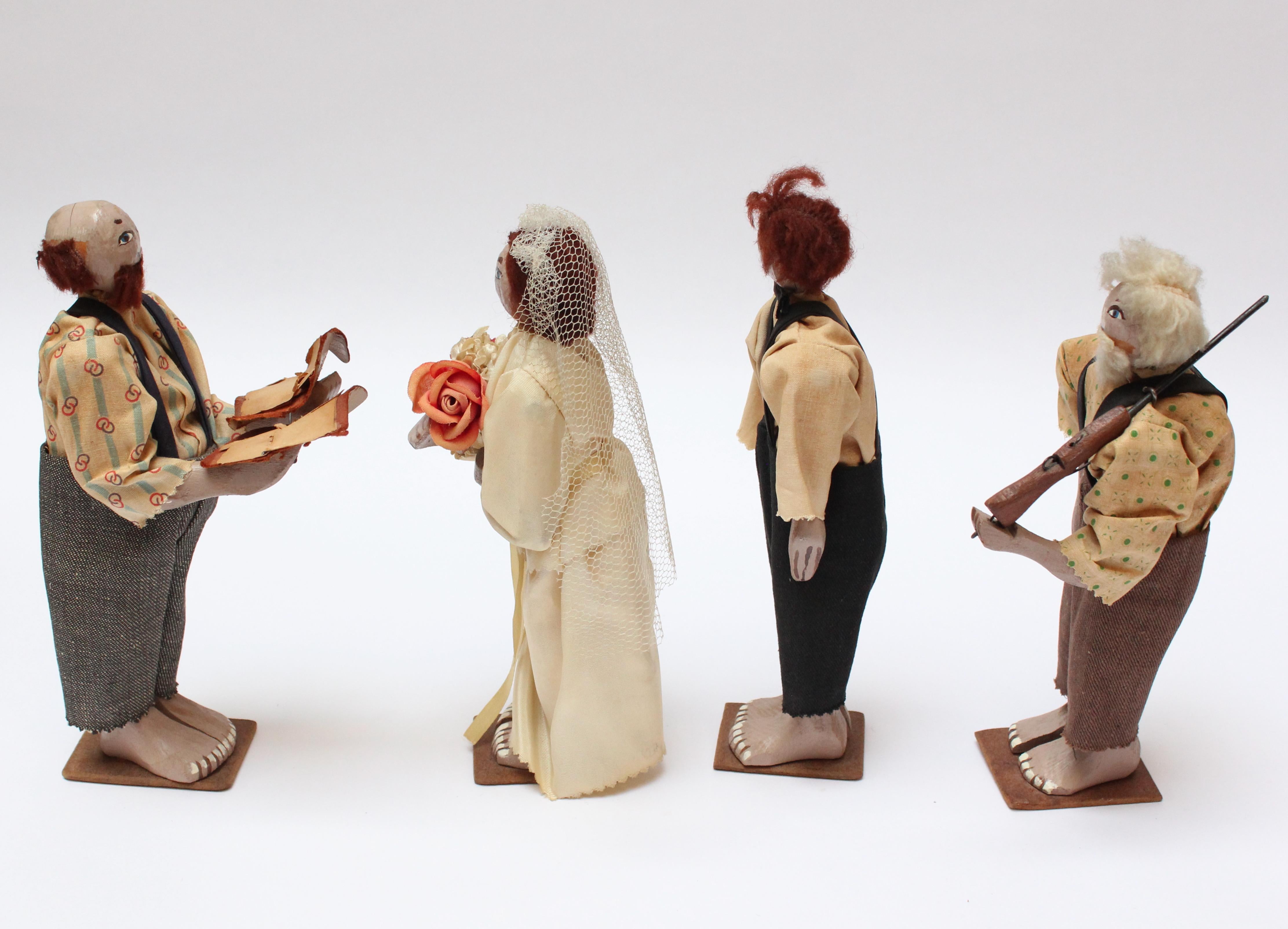 Burdas figuras talladas y pintadas a mano del cortejo nupcial (novia, novio, oficiante - probablemente un predicador, y testigo - presumiblemente el padre de la novia) ejecutadas en estilo Outsider / Naïve (ca. década de 1930, EE.UU.). 
Retablo