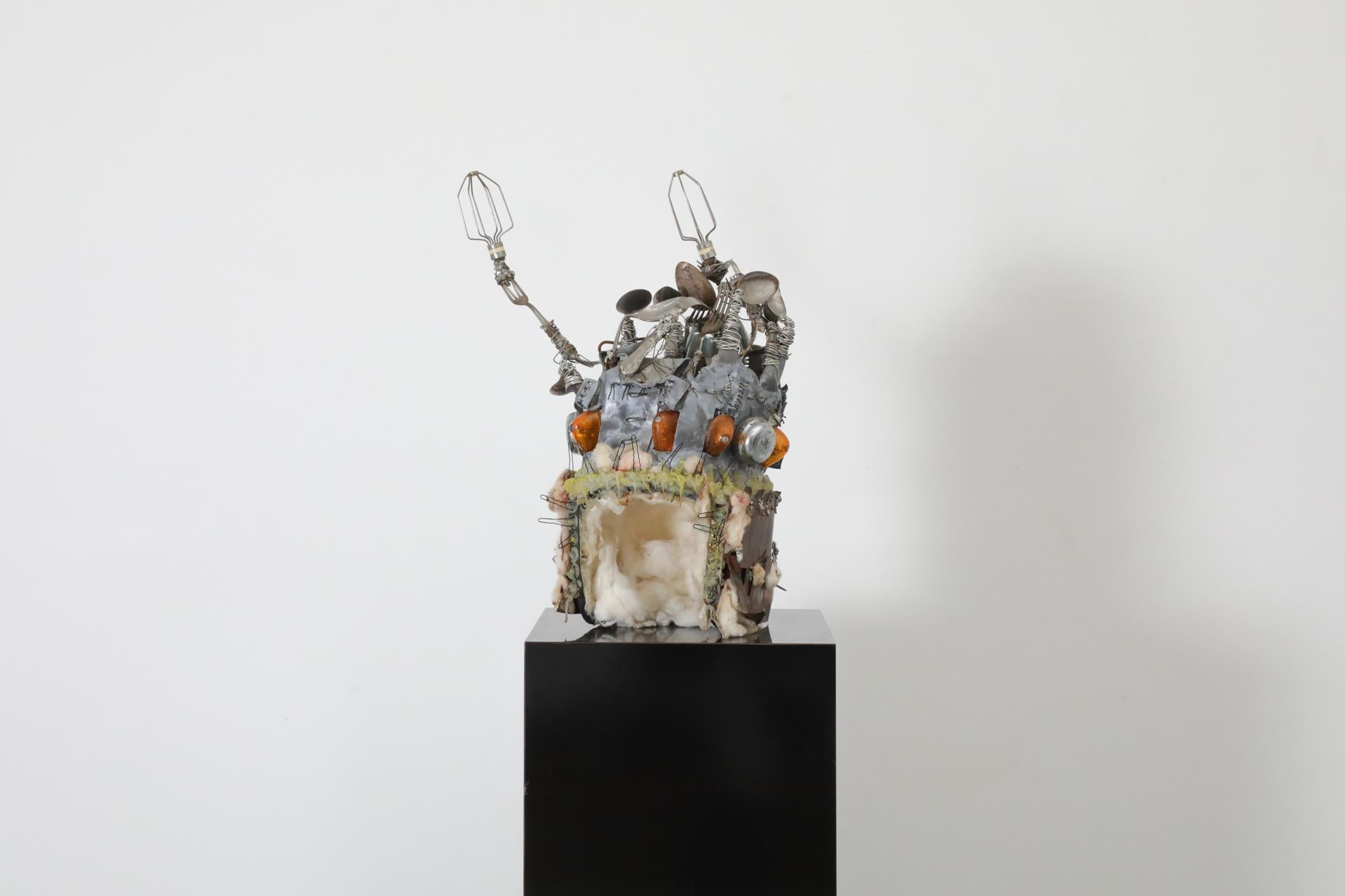 Escultura de arte outsider salvajemente inventiva. Este Kabuto (casco de samurai) está construido con un casco de motocicleta, utensilios de cocina (incluidos cubiertos y accesorios para mezclar), piezas de bicicleta, alambre, plomo, cobre y otros