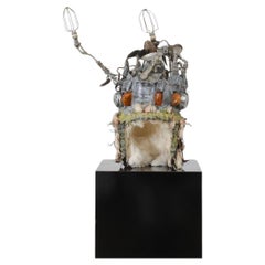 Scultura con elmo Kabuto di Outsider Art