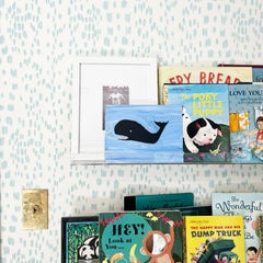 Pittura esterna in acrilico di una megattera su sfondo blu