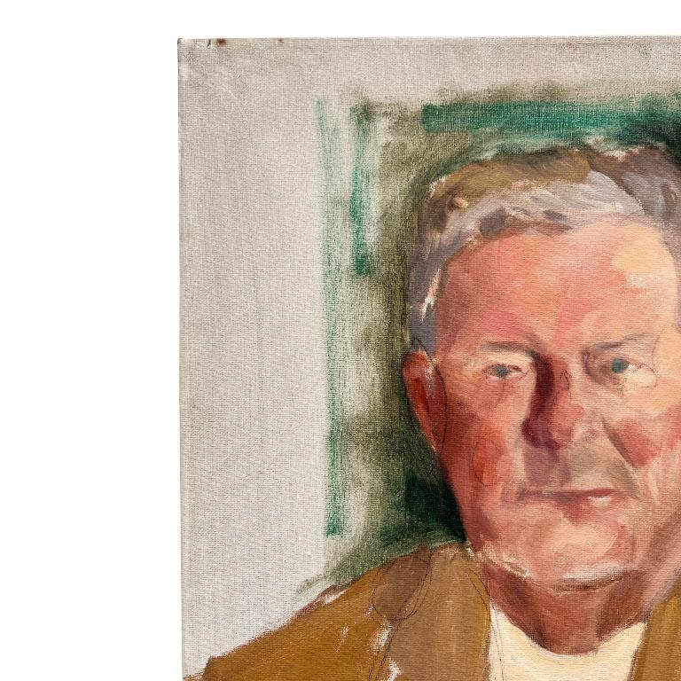 Un retrato alto de un hombre canoso sobre lienzo. Esta obra es de un artista desconocido. Presenta a un caballero mayor con el pelo entrecano y castaño recortado y un traje de chaqueta color canela sobre un fondo verde vibrante. La obra es