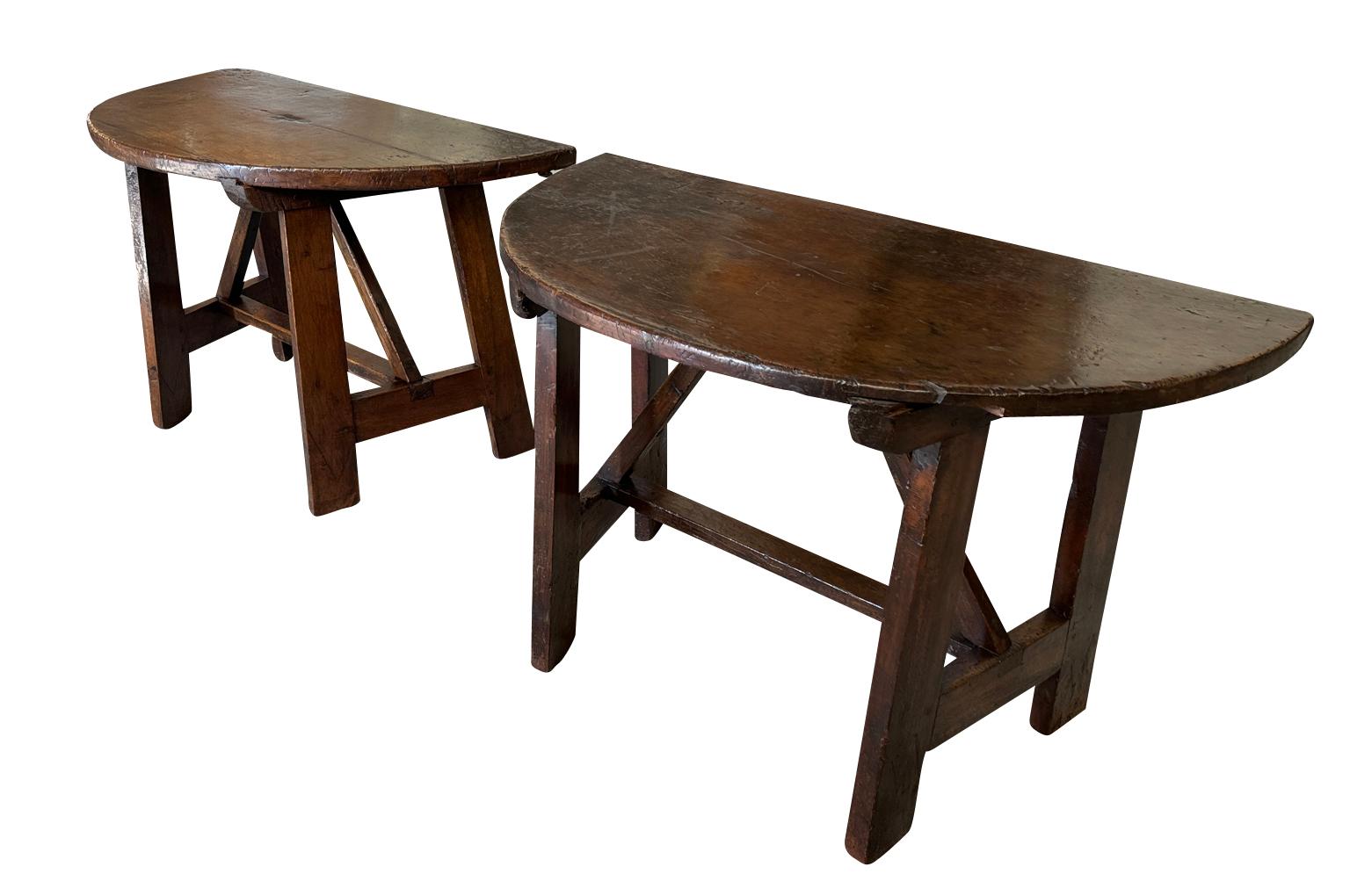 Exceptionnelle paire de demi- Lunes italiennes du 17ème siècle - Table centrale Bon état - En vente à Round Top, TX