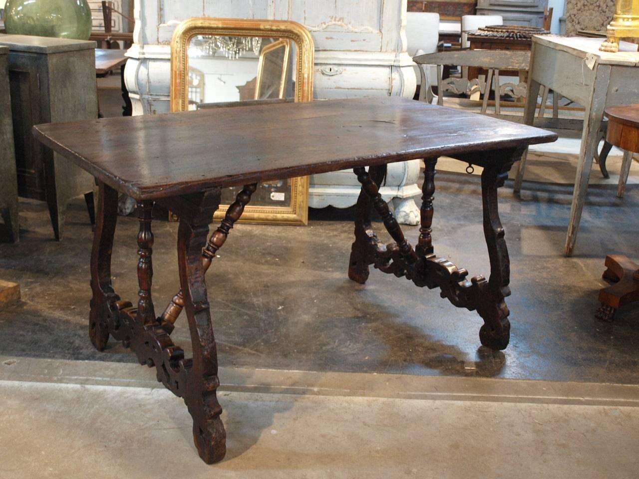 Outstanding 17th Century Italian Walnut Writing Table In Good Condition For Sale In Atlanta, GA