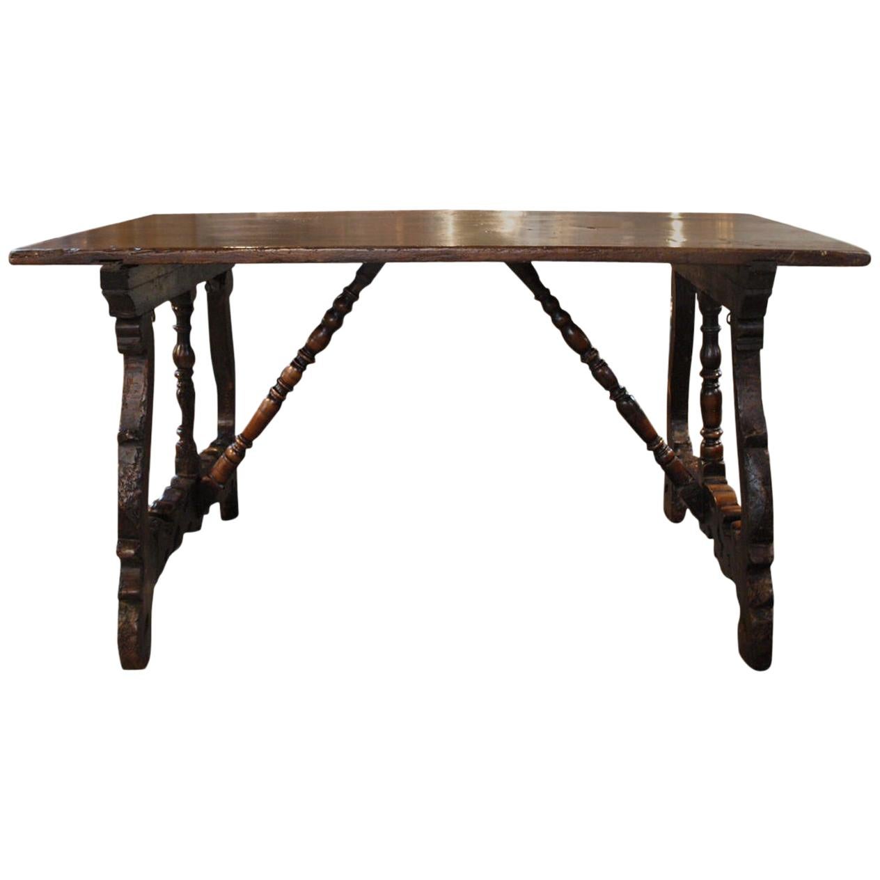 Exceptionnelle table à écrire italienne en noyer du 17e siècle