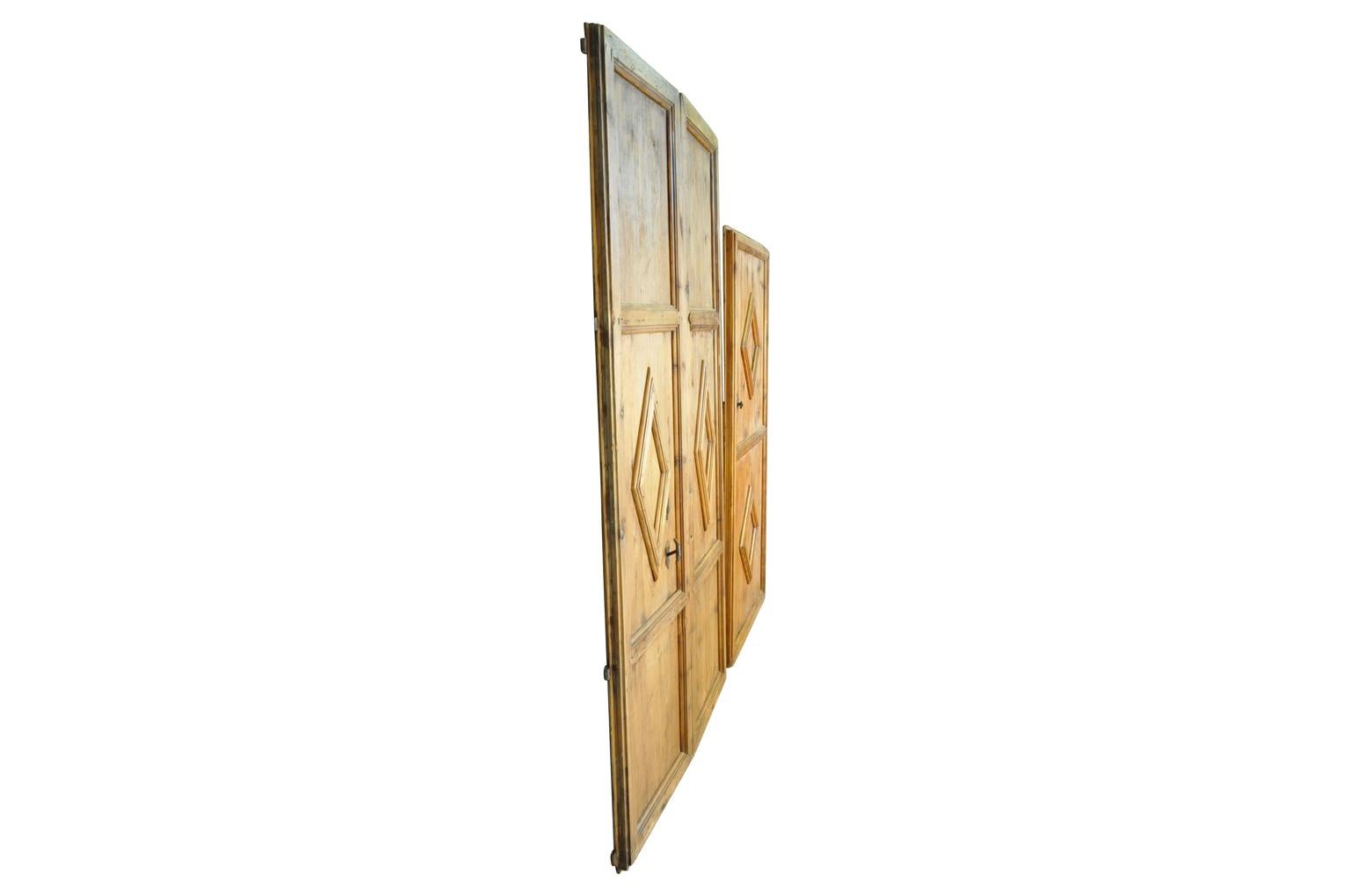 Ein herausragendes Türenset aus dem 17. Jahrhundert aus der katalanischen Region Spaniens. Das Set besteht aus einem Paar Türen und einer einzelnen Tür, die alle wunderbar aus Meleze-Holz - einer sehr harten Kiefer - gefertigt sind. Die Türen sind