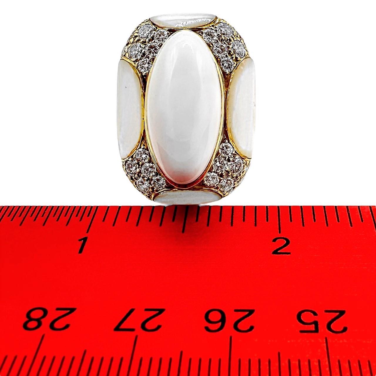 Outstanding 18k Yellow Gold, White Onyx, M.O.P. & Diamond Ring by Albert Lipten In Good Condition For Sale In Palm Beach, FL