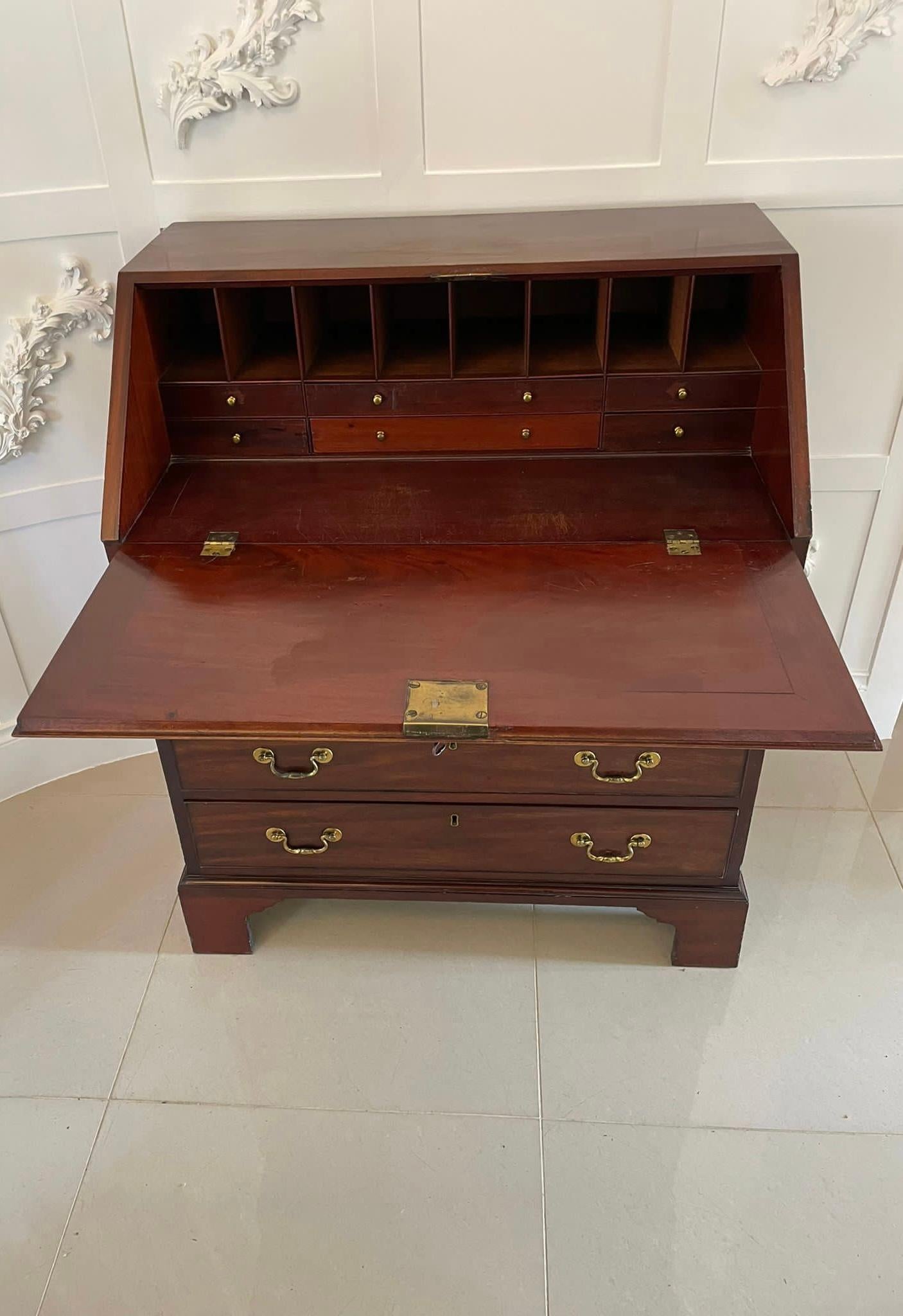 Outstanding 18th Century Quality George III Antique Mahogany Bureau In Good Condition For Sale In Suffolk, GB