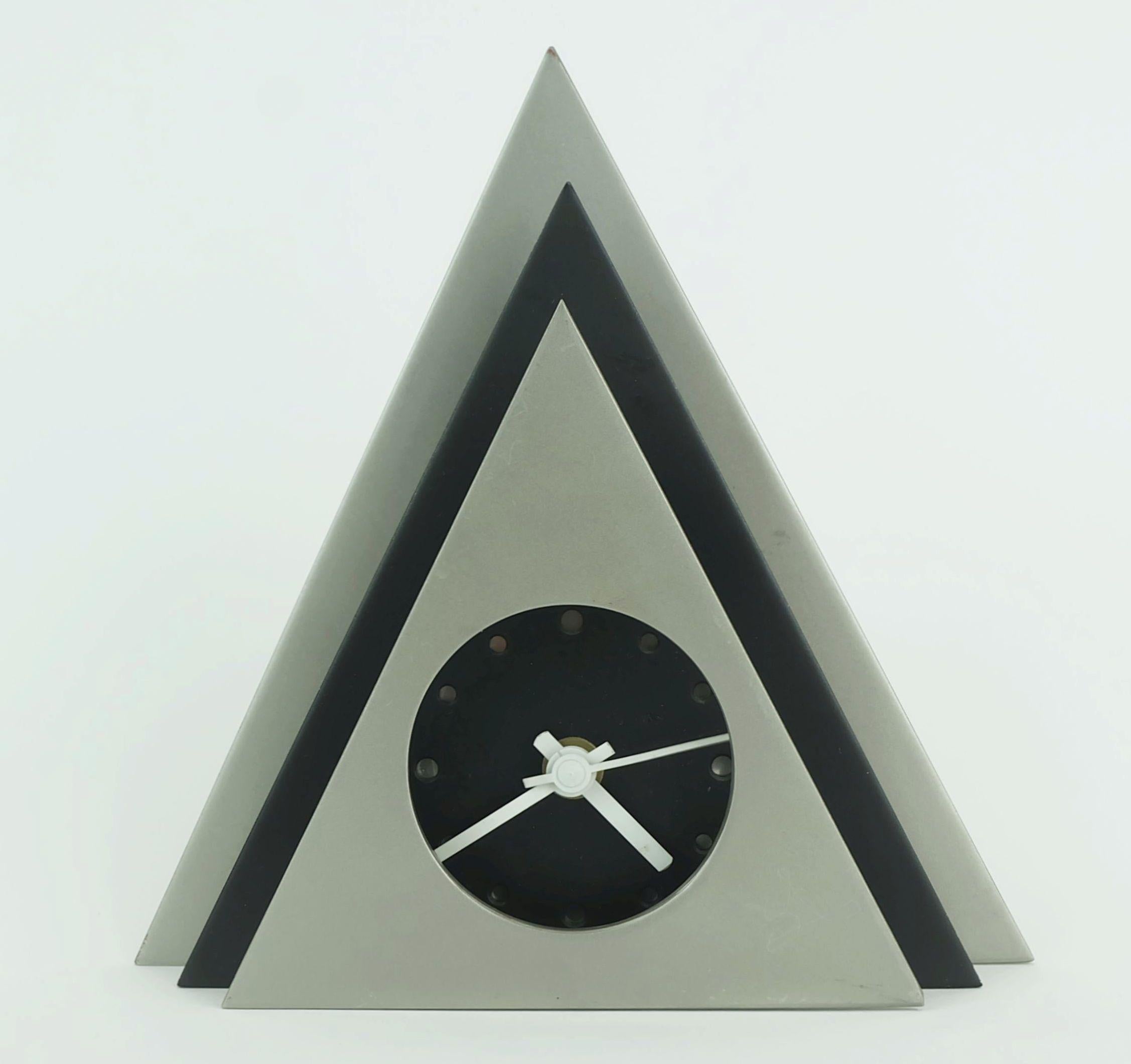 extraordinario RELOJ DE MESA de los años 80 de metal gris plateado y negro de estilo postmoderno Posmoderno en venta