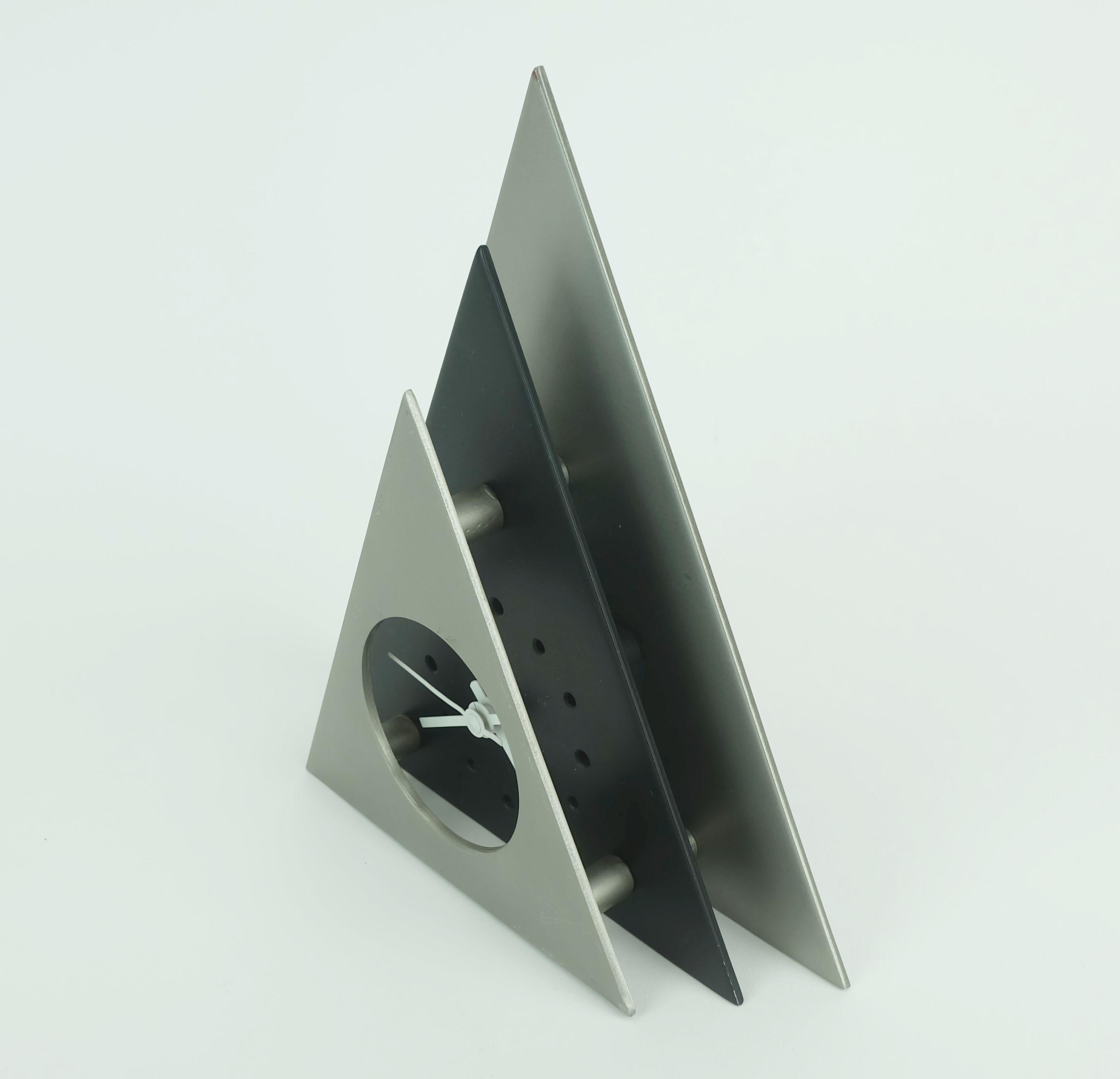extraordinario RELOJ DE MESA de los años 80 de metal gris plateado y negro de estilo postmoderno finales del siglo XX en venta