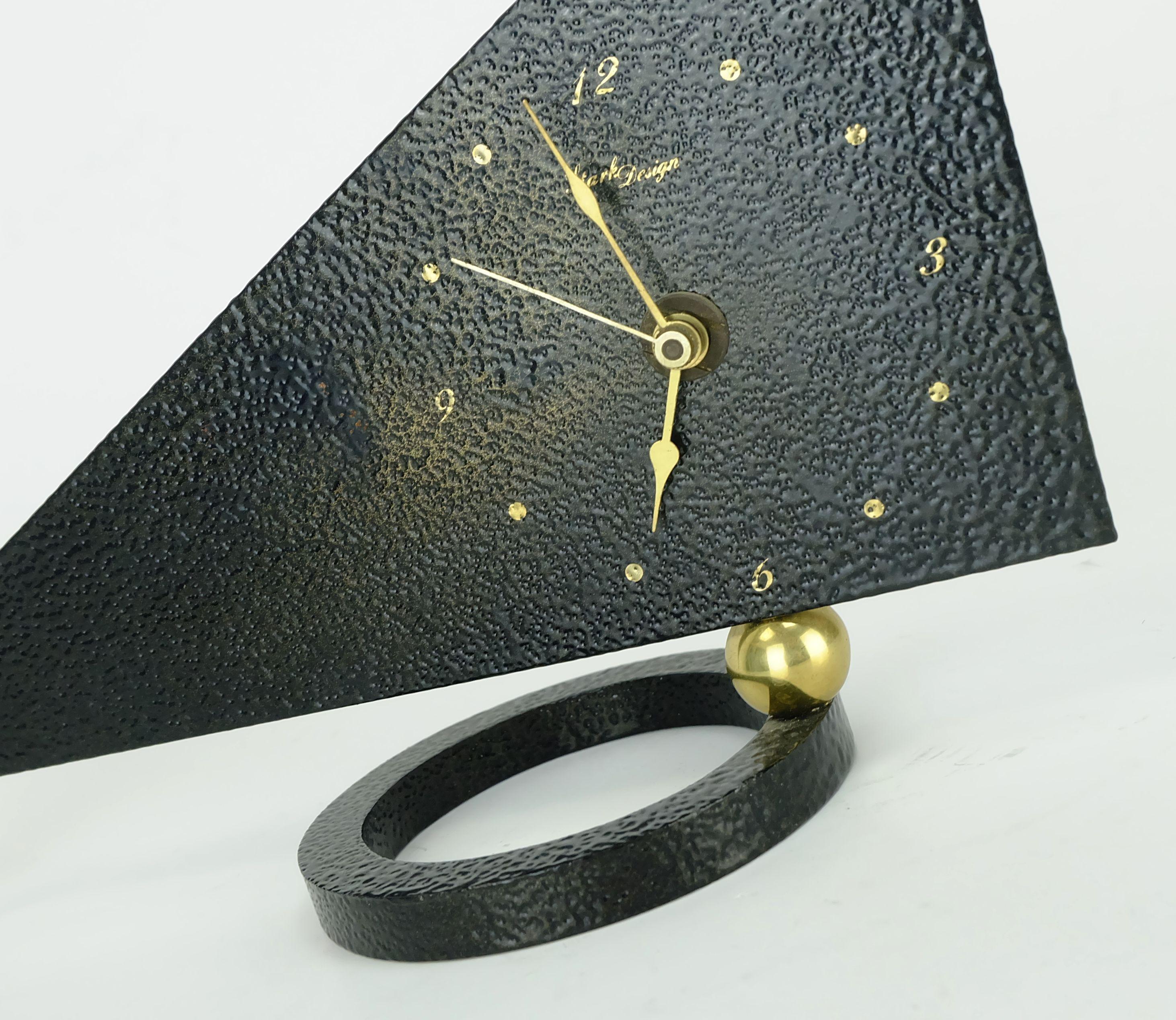 outstanding 1980s TABLE CLOCK junghans works metal brass postmodern In Good Condition For Sale In Mannheim, DE