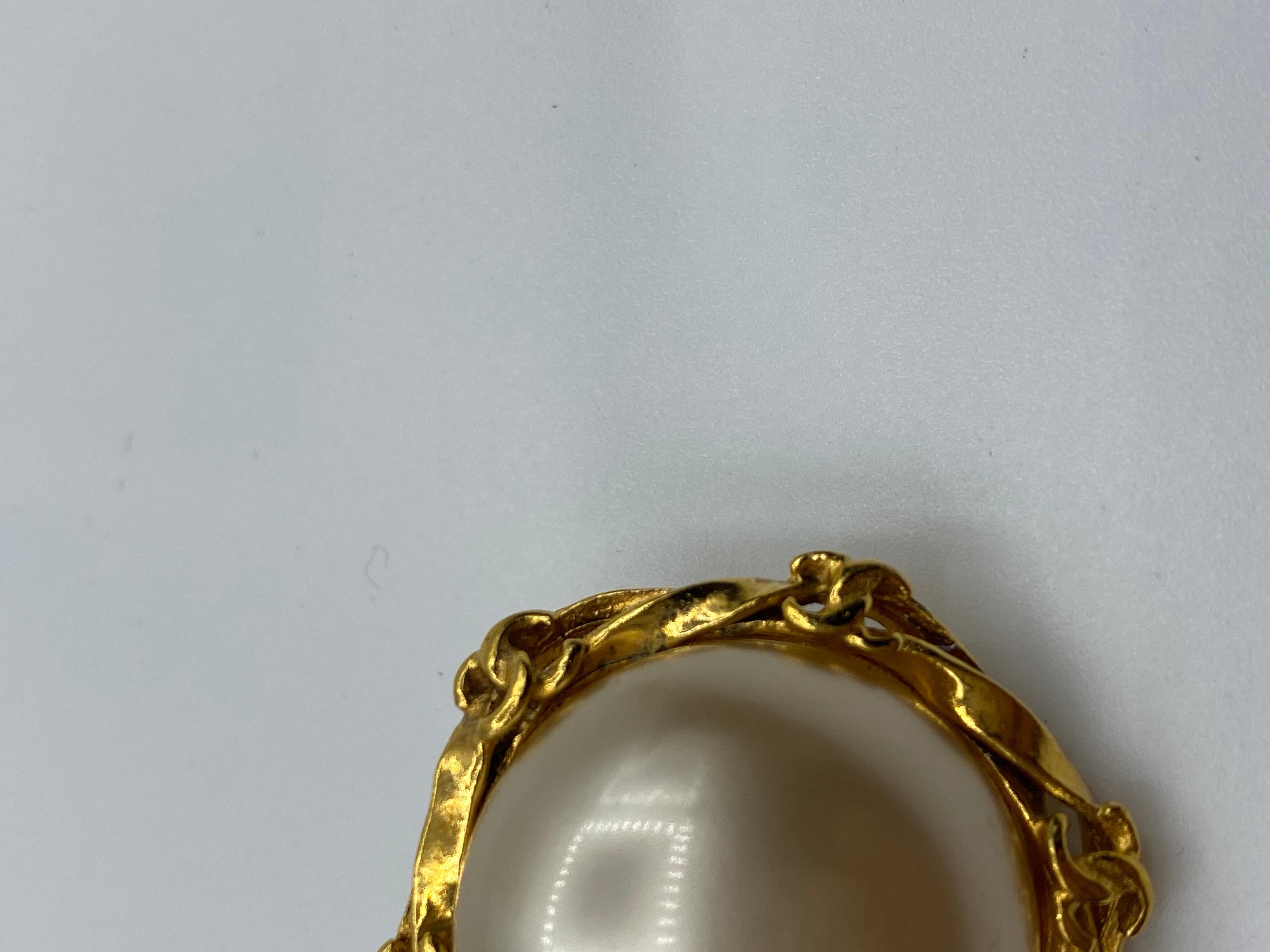 1995 Faux Pearl and Gilt Metal Clip-on Earrings In Good Condition For Sale In London, GB