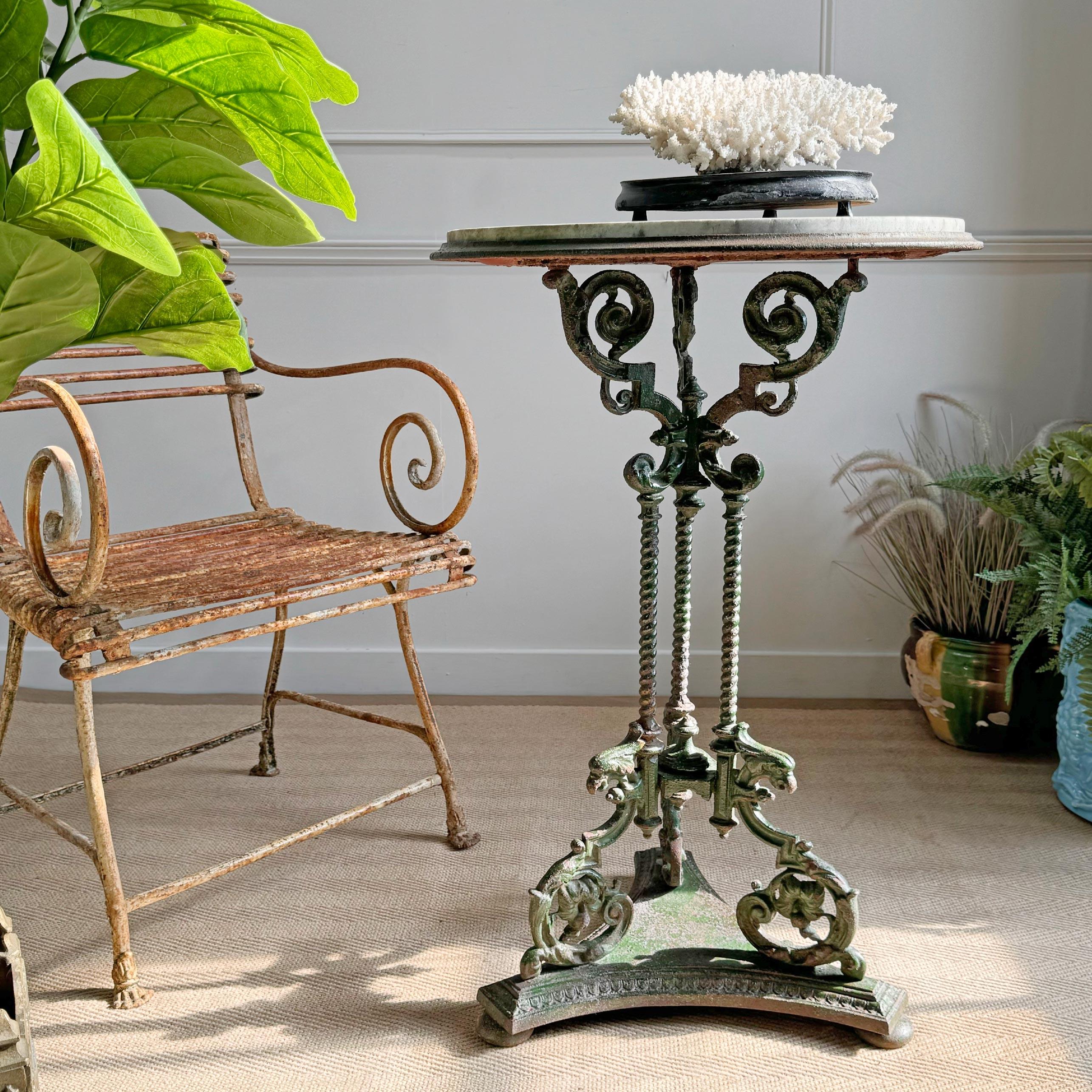 Ein atemberaubend hoher und eleganter Gartentisch aus schwerer Schmiede- und Gusseisenkonstruktion, mit dekorativen Greifen-Details und auf einem Trio von Stollenfüßen, die abnehmbare originale Marmorplatte mit abgenutzter Patina, präsentiert in